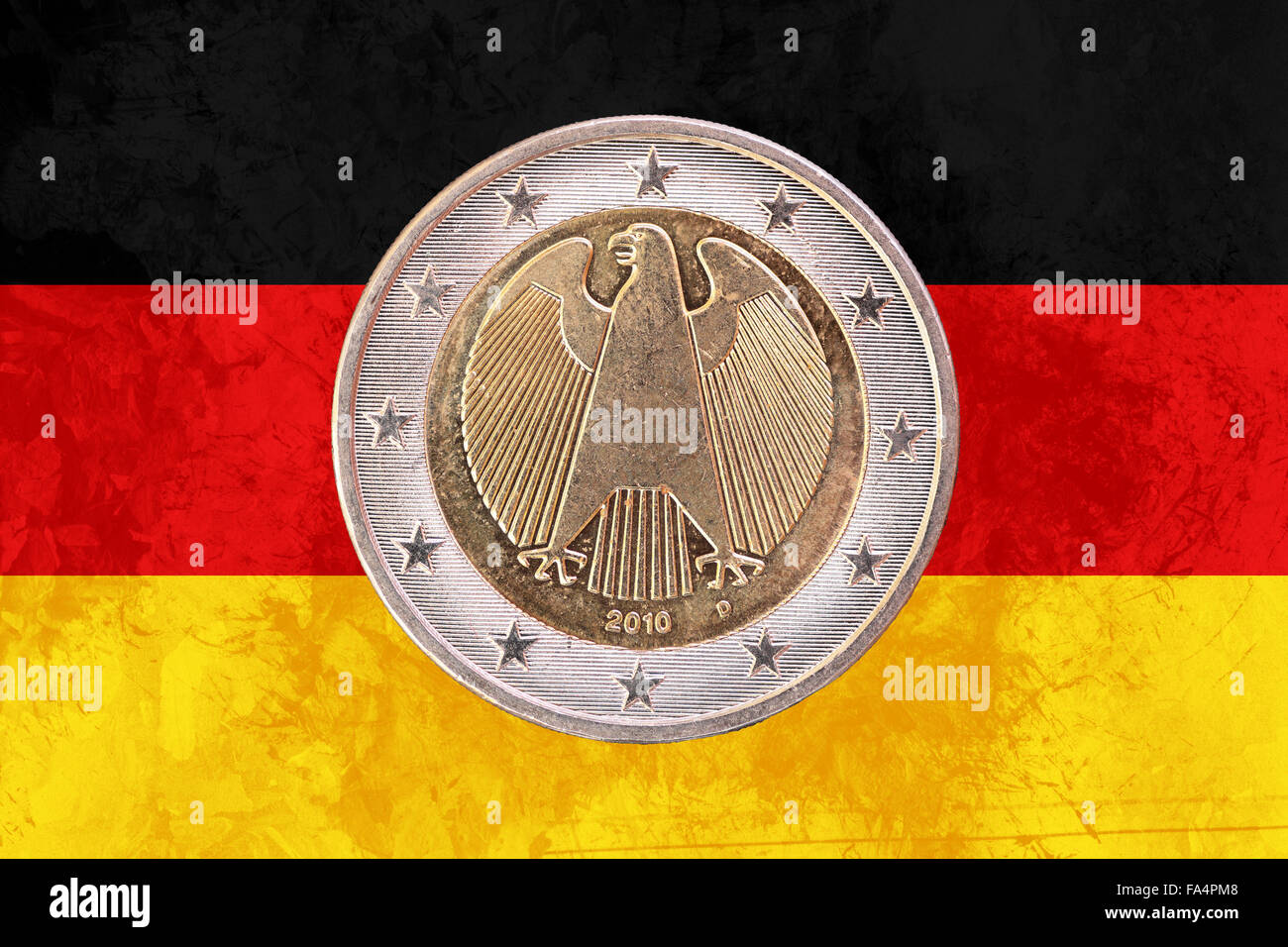 Due euro moneta dalla Germania isolato sulla nazionale bandiera tedesca come sfondo Foto Stock