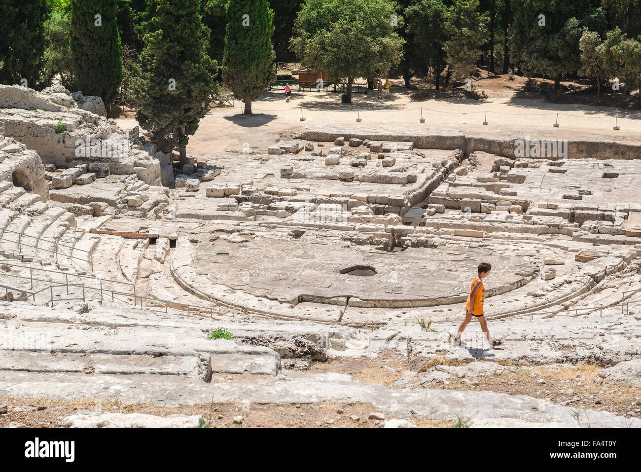 Rovine greche della Sicilia, un giovane turista passeggiate tra le rovine dell'antico teatro greco nel Parco Archeologico di siracusa Siracusa, Sicilia Foto Stock