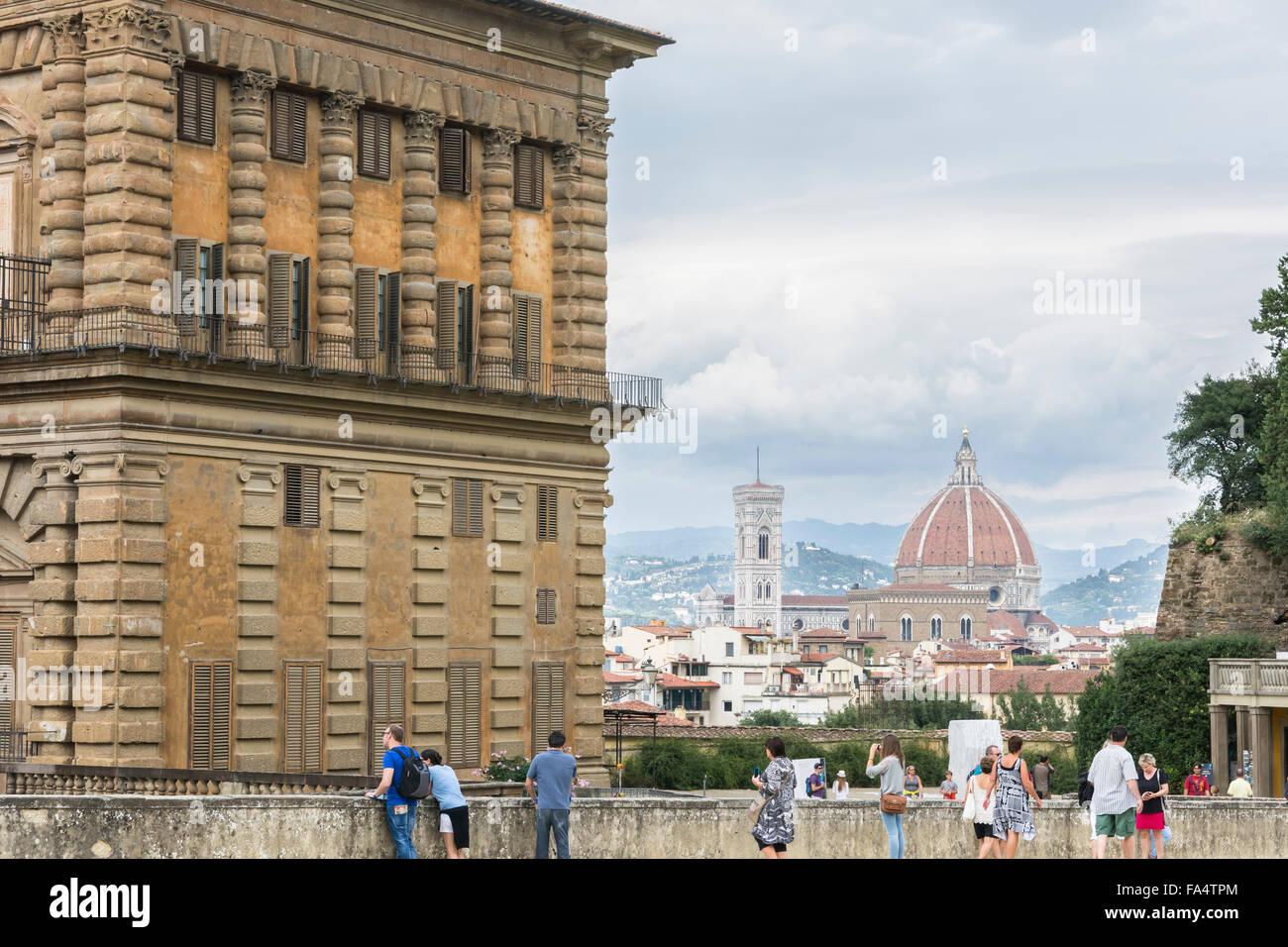 Firenze,Italy-August 26,2014:persone da ammirare e fotografare di palazzo Pitti e dello skyline di Florece ,dal giardino di boboli durante Foto Stock