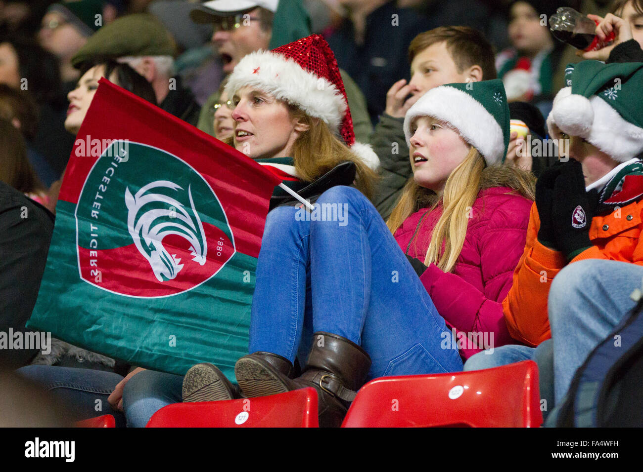 Leicester, Inghilterra, 20th, dicembre, 2015. ERCC Leicester v Munster sostenitori con Santa hat Foto Stock