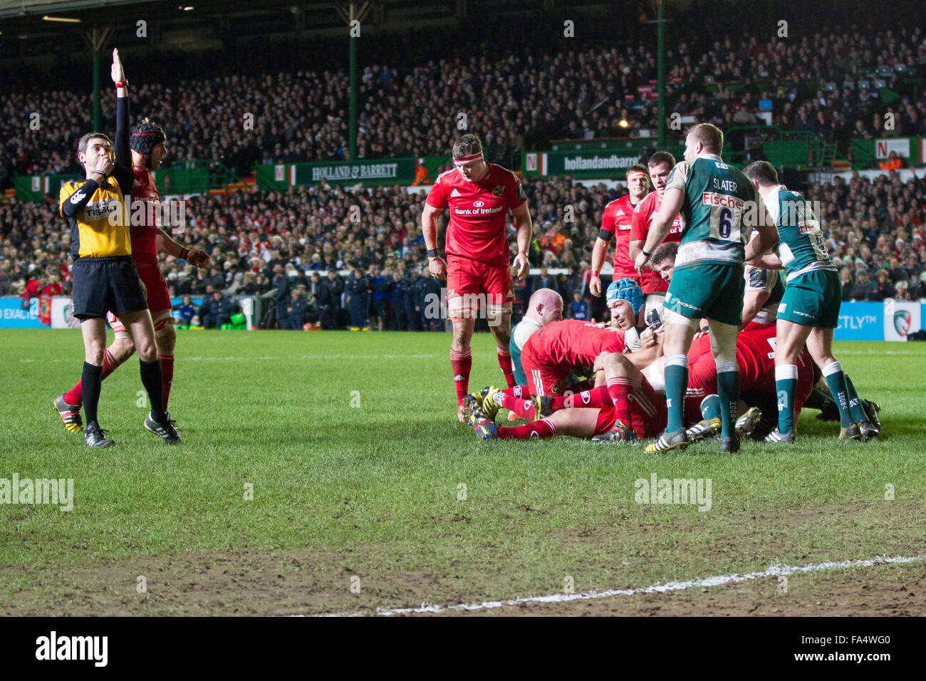 Leicester, Inghilterra, 20th, dicembre, 2015. ERCC Leicester v Munster arbitro Jerome Garces in azione Foto Stock