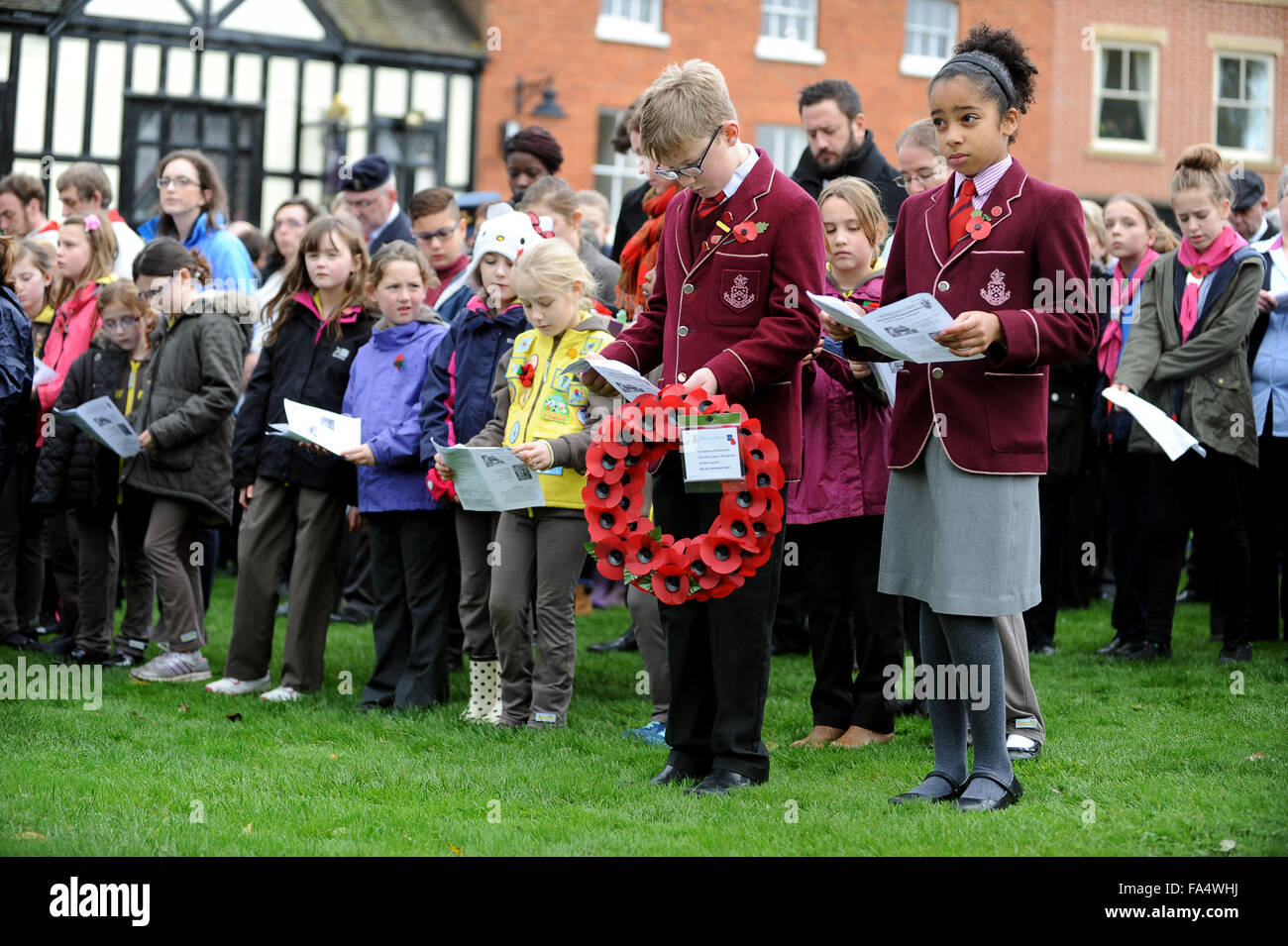 La scuola dei bambini che frequentano il servizio ricordo a Wellington Shropshire Regno Unito Foto Stock