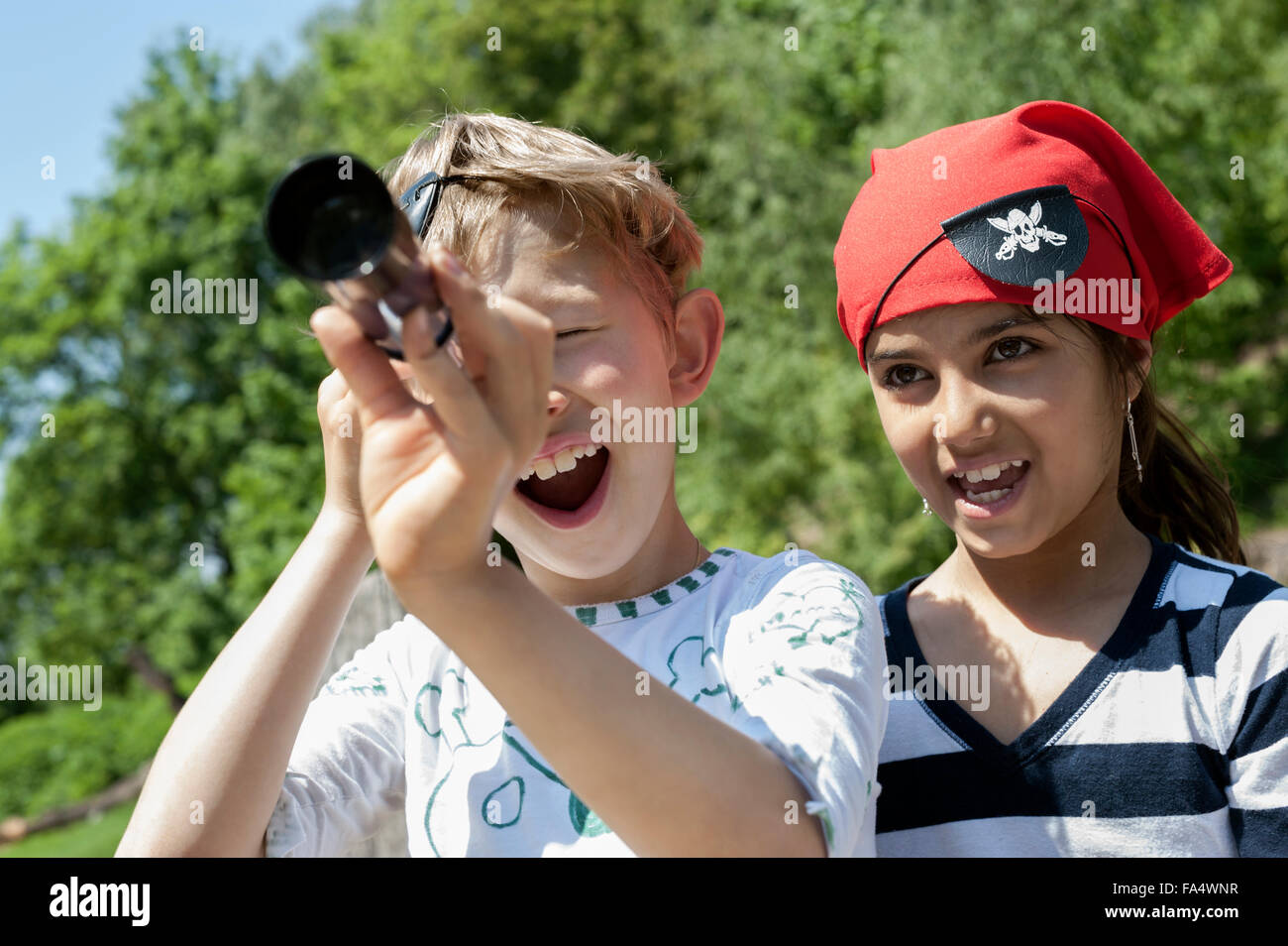 I bambini giocando il gioco dei pirati nel parco giochi avventura, Baviera, Germania Foto Stock