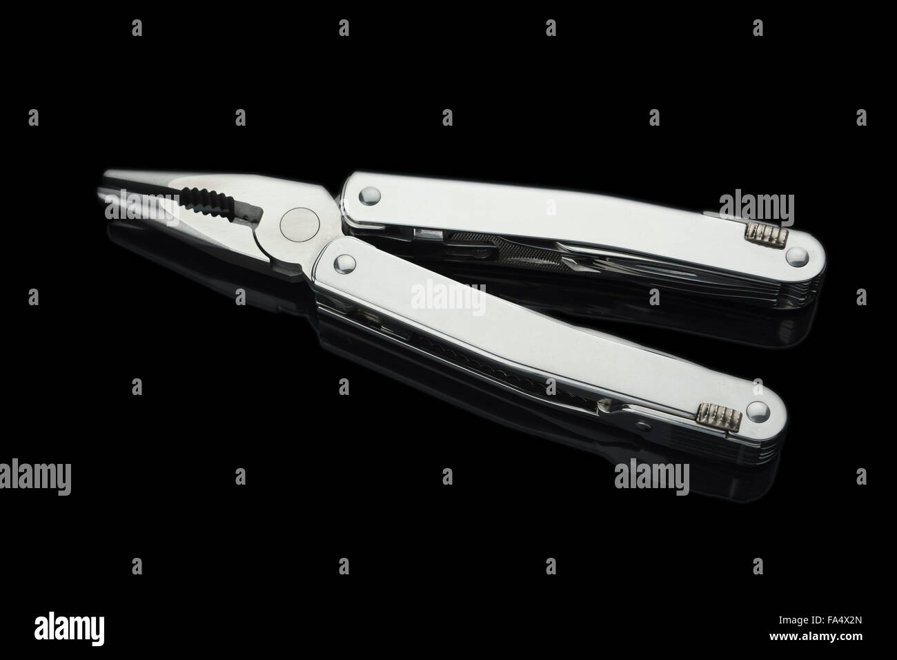 In acciaio inox coltello esercito multi-utensile isolato su nero Foto Stock