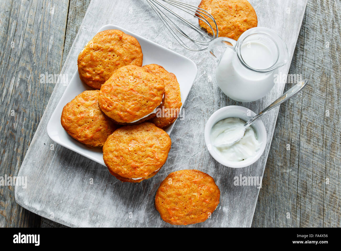 Riempito di crema torta di carote di sandwich cookies Foto Stock