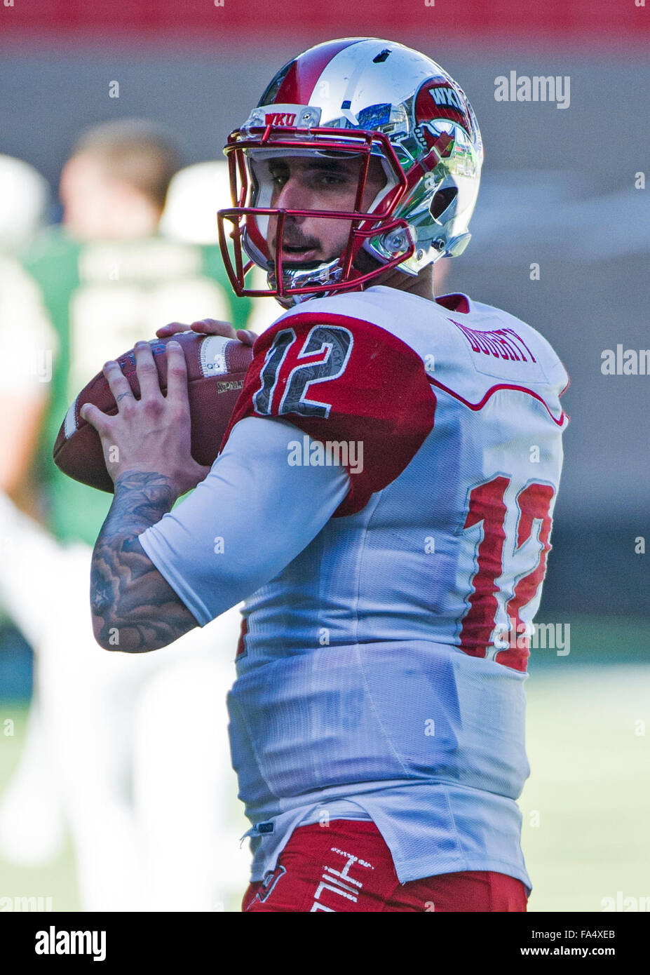 Miami, Florida, Stati Uniti d'America. Dec. xxi Dec, 2015. Western Kentucky quarterback Brandon Doughty (12) si riscalda prima di iniziare il Miami Beach Bowl contro South Florida Marlins al Park a Miami in Florida il lunedì, 21 dicembre 2015. Nick Wagner/CSM/Alamy Live News Foto Stock