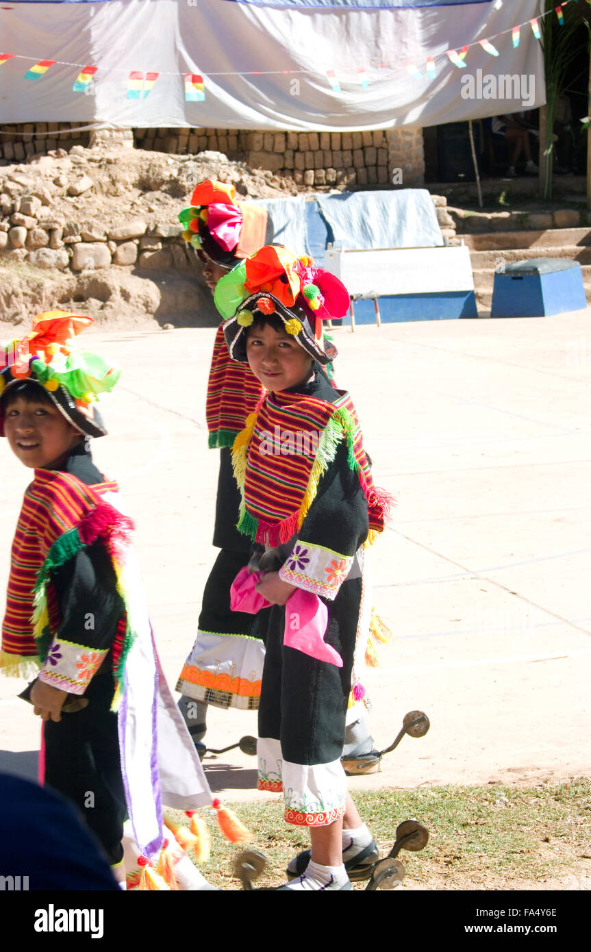 Ballerini in costumi tradizionali, gli spettatori, musicisti al 500 anno celebrazione di Luribay, Bolivia, celebrazioni e parate Foto Stock