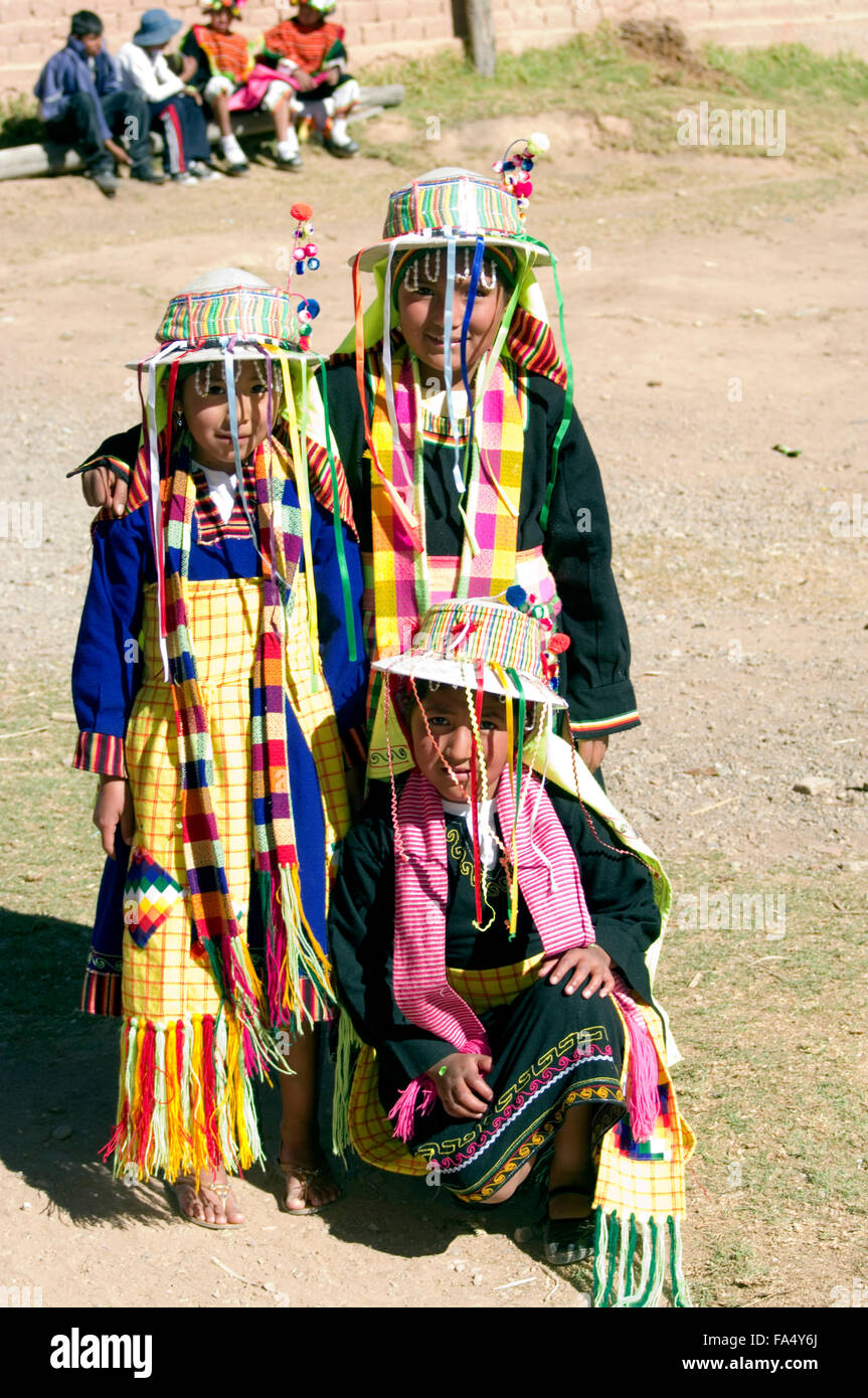 Ballerini in costumi tradizionali, gli spettatori, musicisti al 500 anno celebrazione di Luribay, Bolivia, celebrazioni e parate Foto Stock