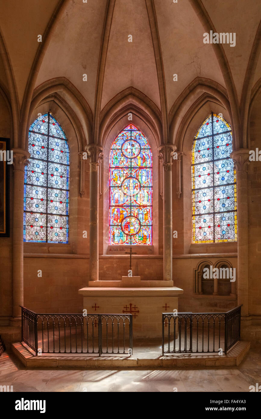 La cappella cattolica con altare e il vetro macchiato in incantevoli giochi di luce, nella Cattedrale di Coutances in Normandia, Francia Foto Stock