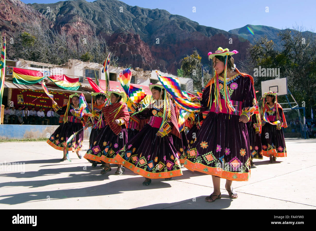 Ballerini colorati nei tradizionali costumi e maschere, gli spettatori, in una sfilata presso il 500 anno celebrazione di Luribay, Bolivia Foto Stock