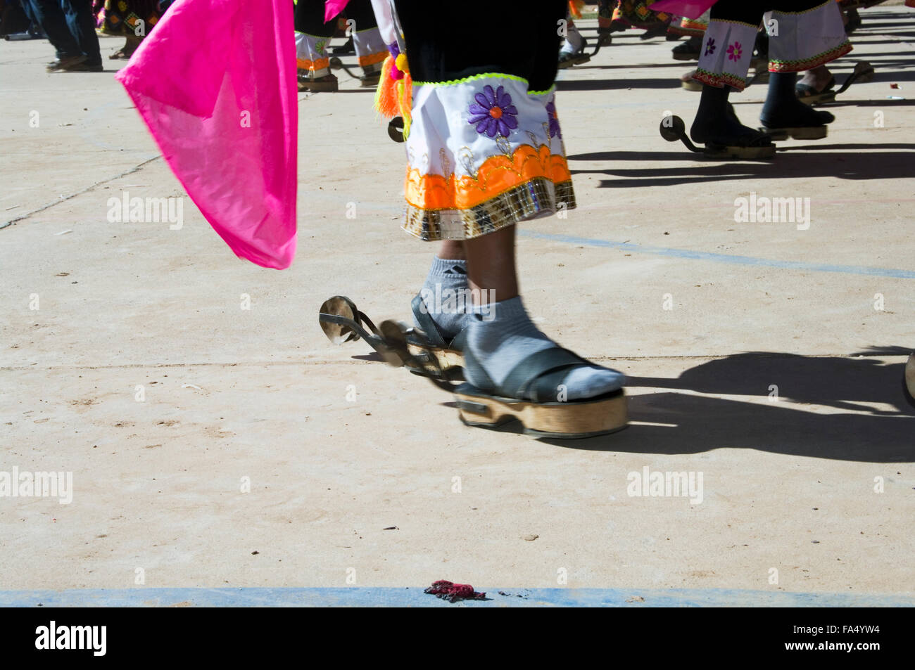 In casa scarpe tradizionali su una danzatrice presso il 500 anno celebrazione di Luribay, Bolivia Foto Stock