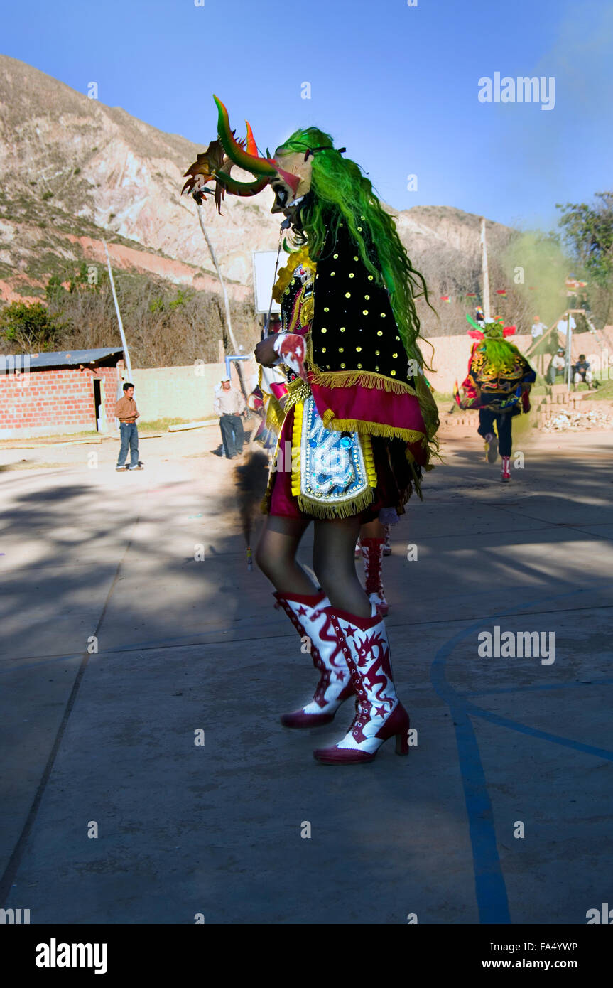 Ballerini in costumi tradizionali e maschere, spettatori, musicisti in una sfilata presso il 500 anno celebrazione di Luribay, Bolivia Foto Stock