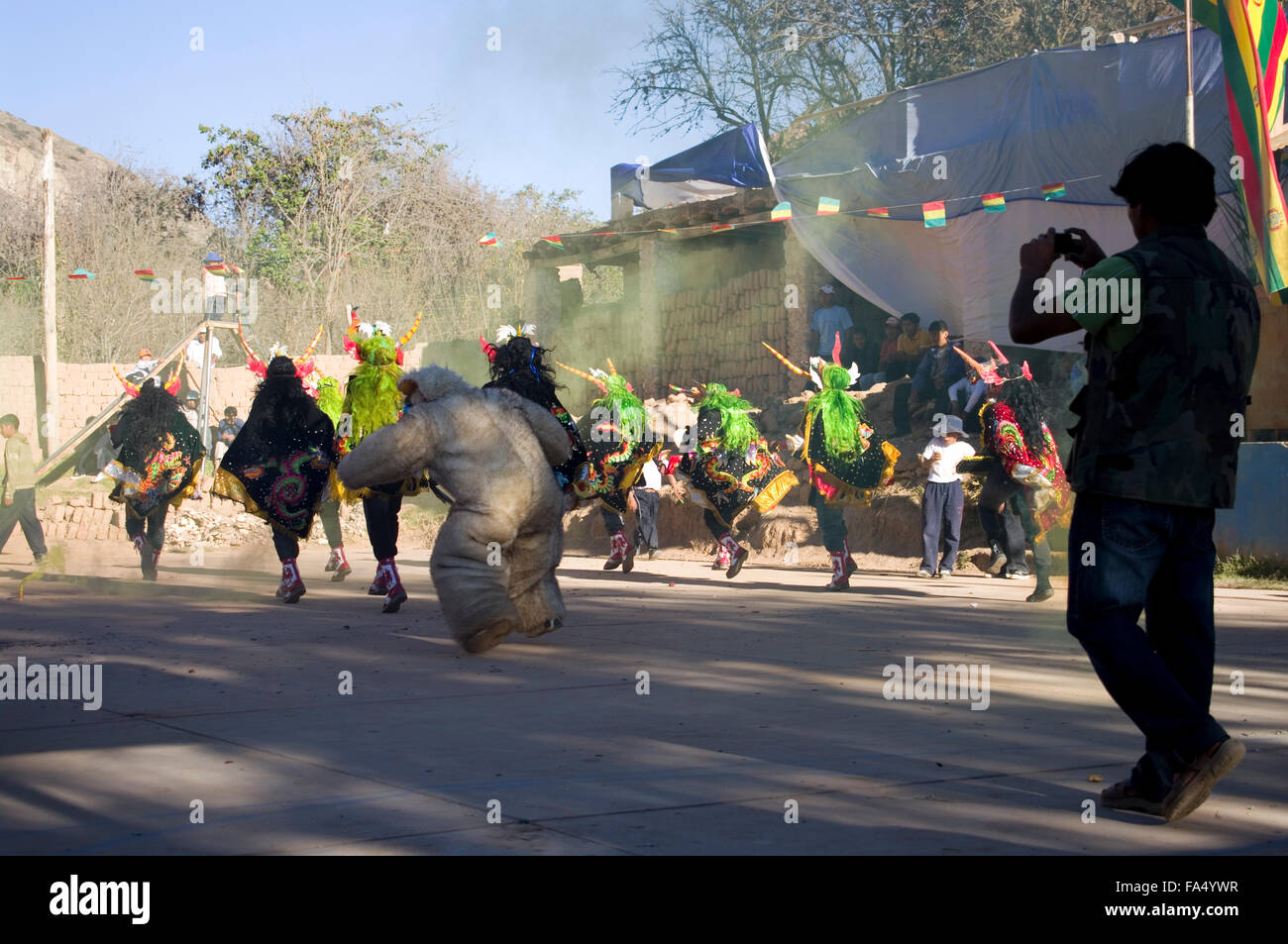 Ballerini in costumi tradizionali e maschere, spettatori, musicisti in una sfilata presso il 500 anno celebrazione di Luribay, Bolivia Foto Stock