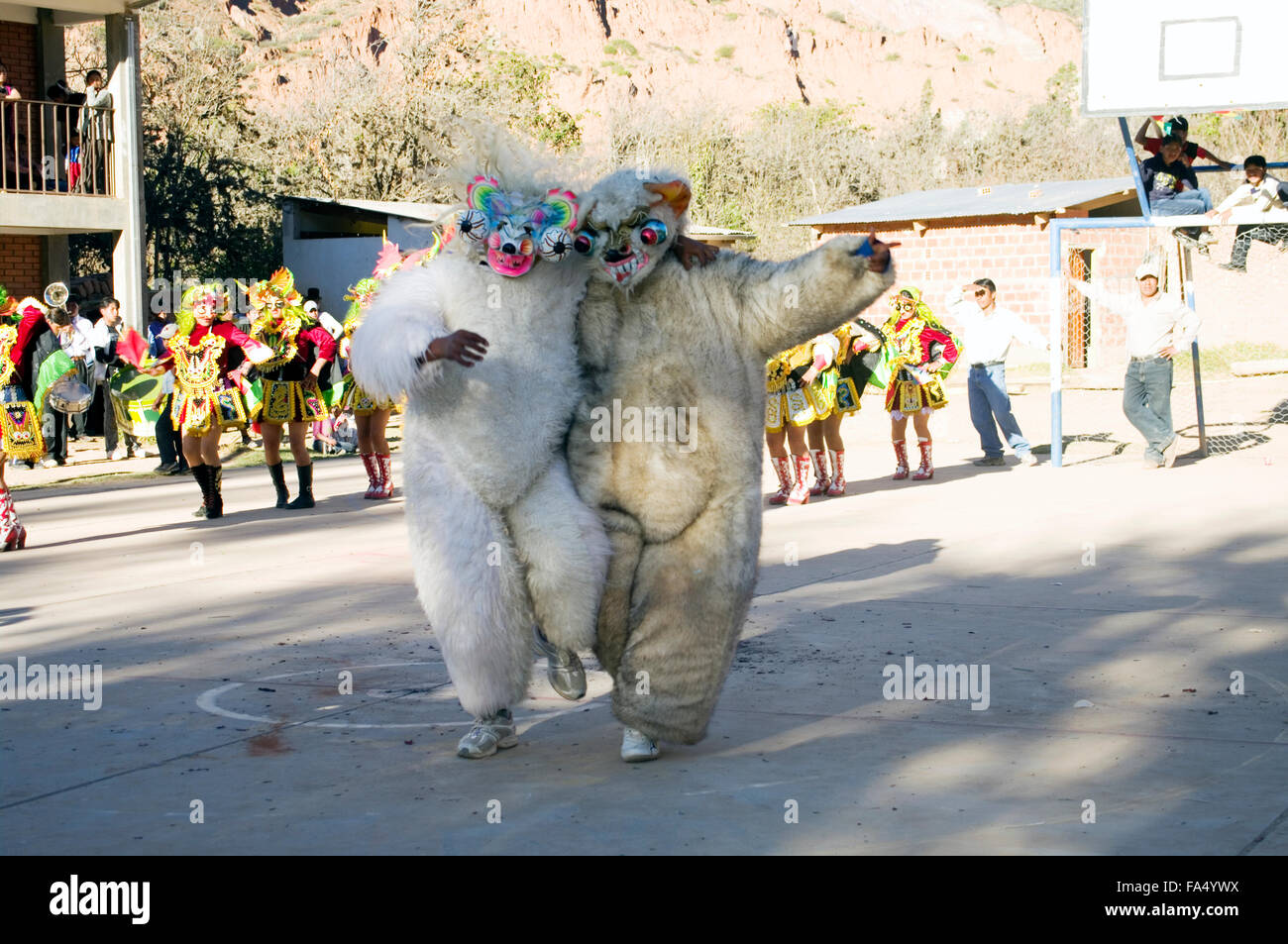 Ballerini in costumi tradizionali e maschere, spettatori, musicisti in una sfilata presso il 500 anno celebrazione di Luribay, Bolivia Foto Stock