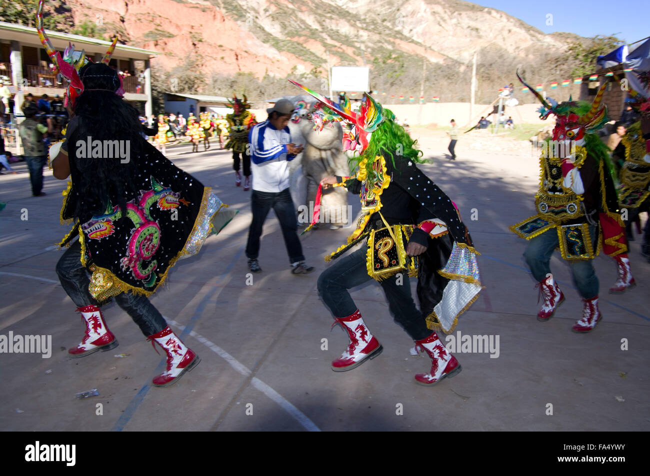 Ballerini in costumi tradizionali e maschere, spettatori, musicisti in una sfilata presso il 500 anno celebrazione di Luribay, Bolivia Foto Stock