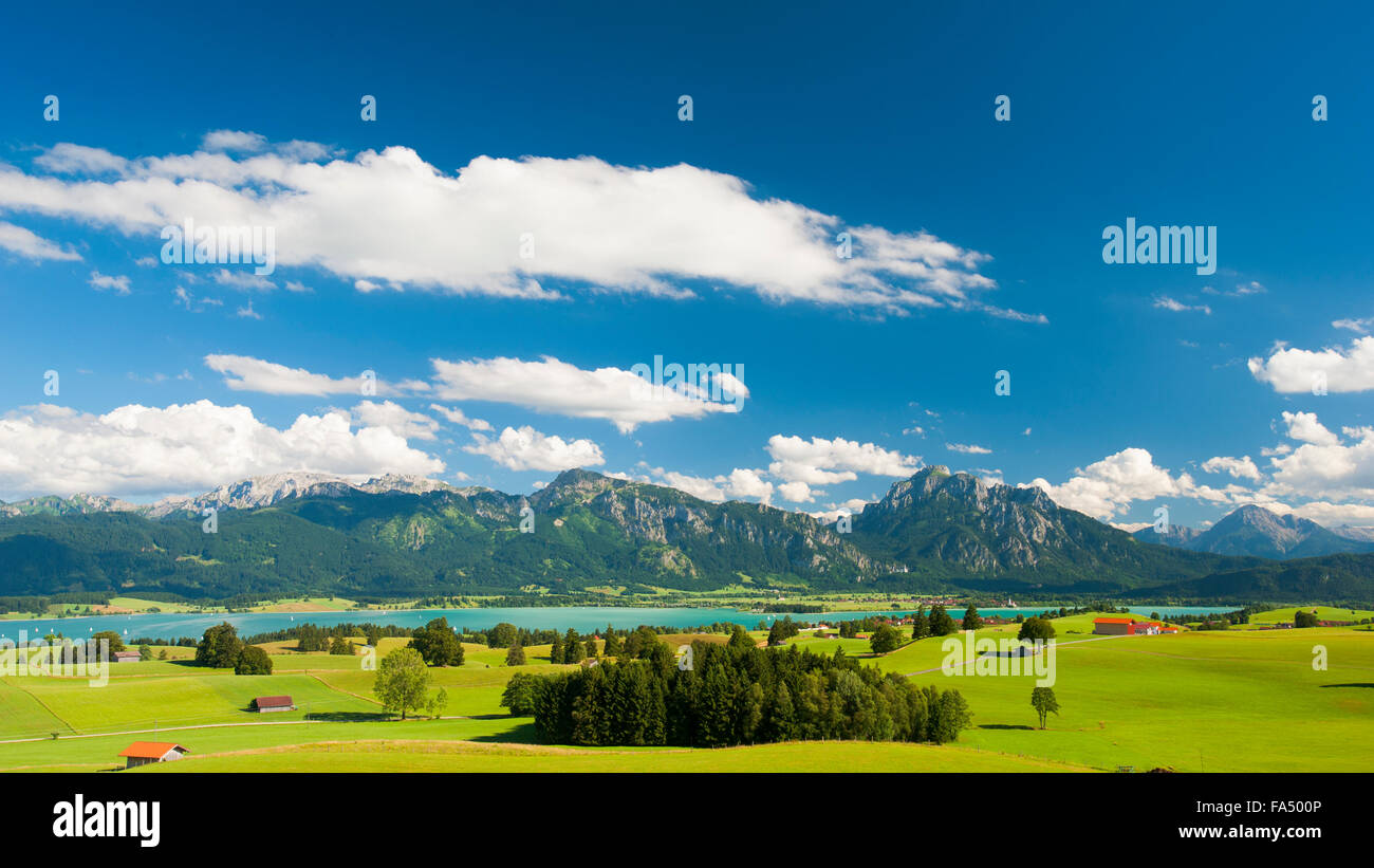 Panorama del paesaggio in Germania con le montagne delle Alpi e del lago Foto Stock