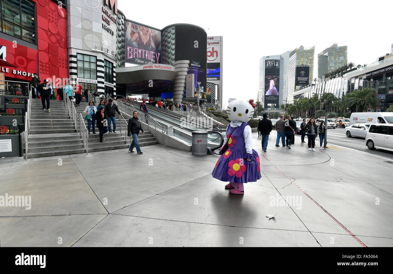 Las Vegas, Nevada, USA. Xxi Dec, 2015. Un personaggio di Hello Kitty sorge di fronte al Planet Hollywood Hotel & Casino dove una vettura guidata da sospettare Lakeisha N. Holloway, di Oregon, che la polizia ha detto fracassato nella folla di pedoni sul Las Vegas Strip di fronte all'albergo la domenica notte, uccidendo una persona e il ferimento di decine. Credito: David Becker/ZUMA filo/Alamy Live News Foto Stock