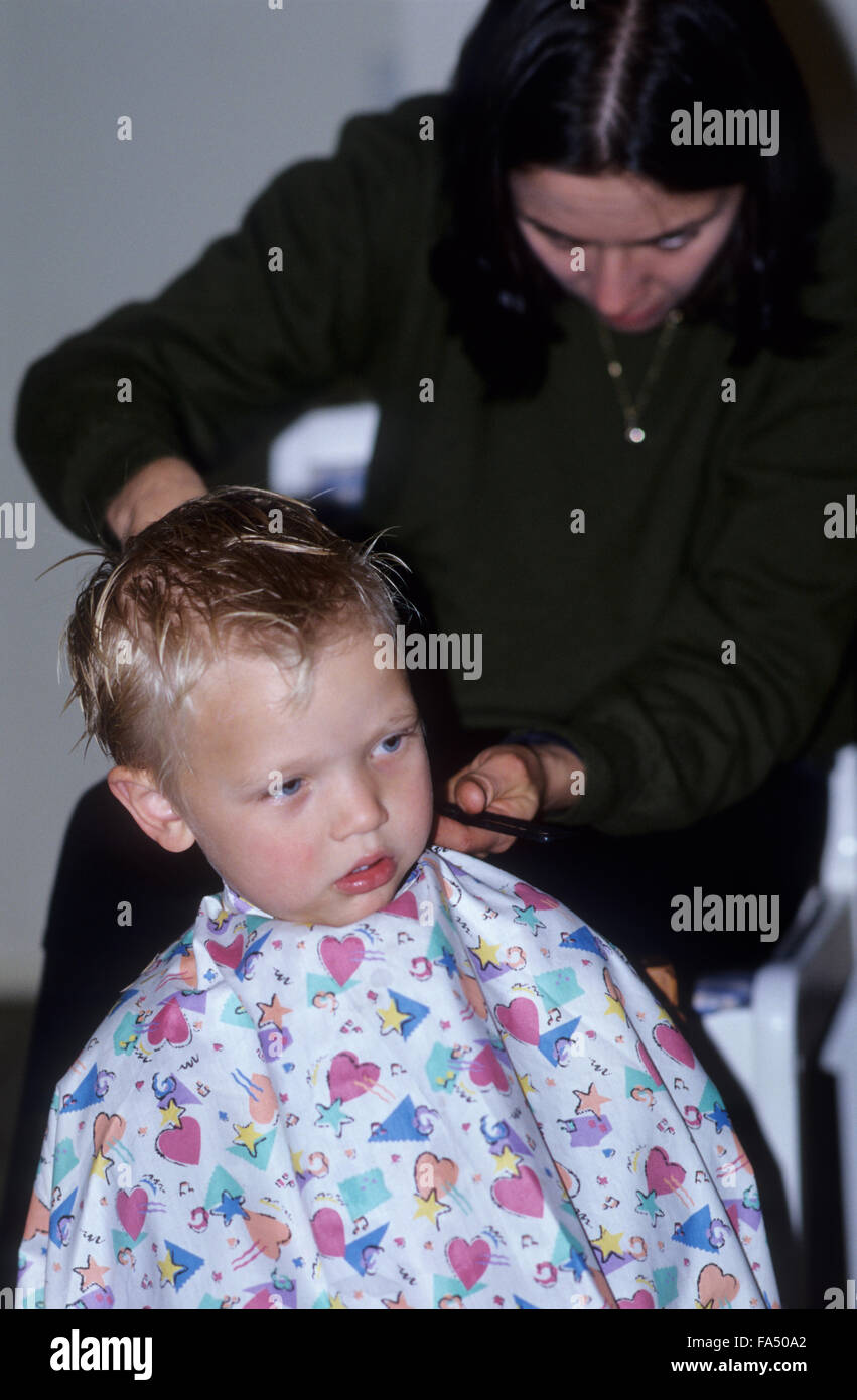 Ragazzo giovane avente un taglio di capelli. Foto Stock