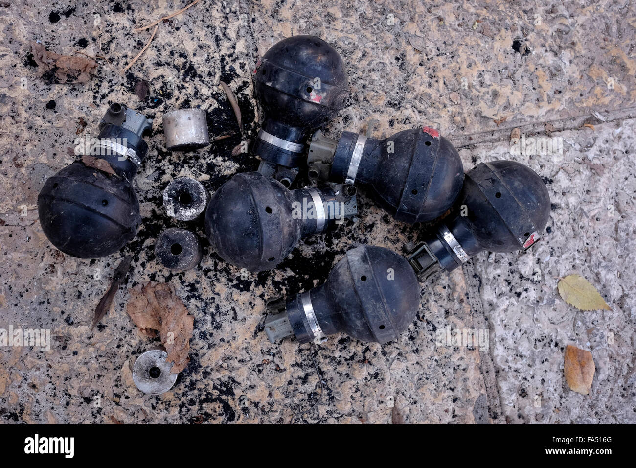 Pila di barattoli israeliani a gas lacrimogeni e granate di stordimento Sparato ai manifestanti palestinesi nella Cisgiordana Israele Foto Stock
