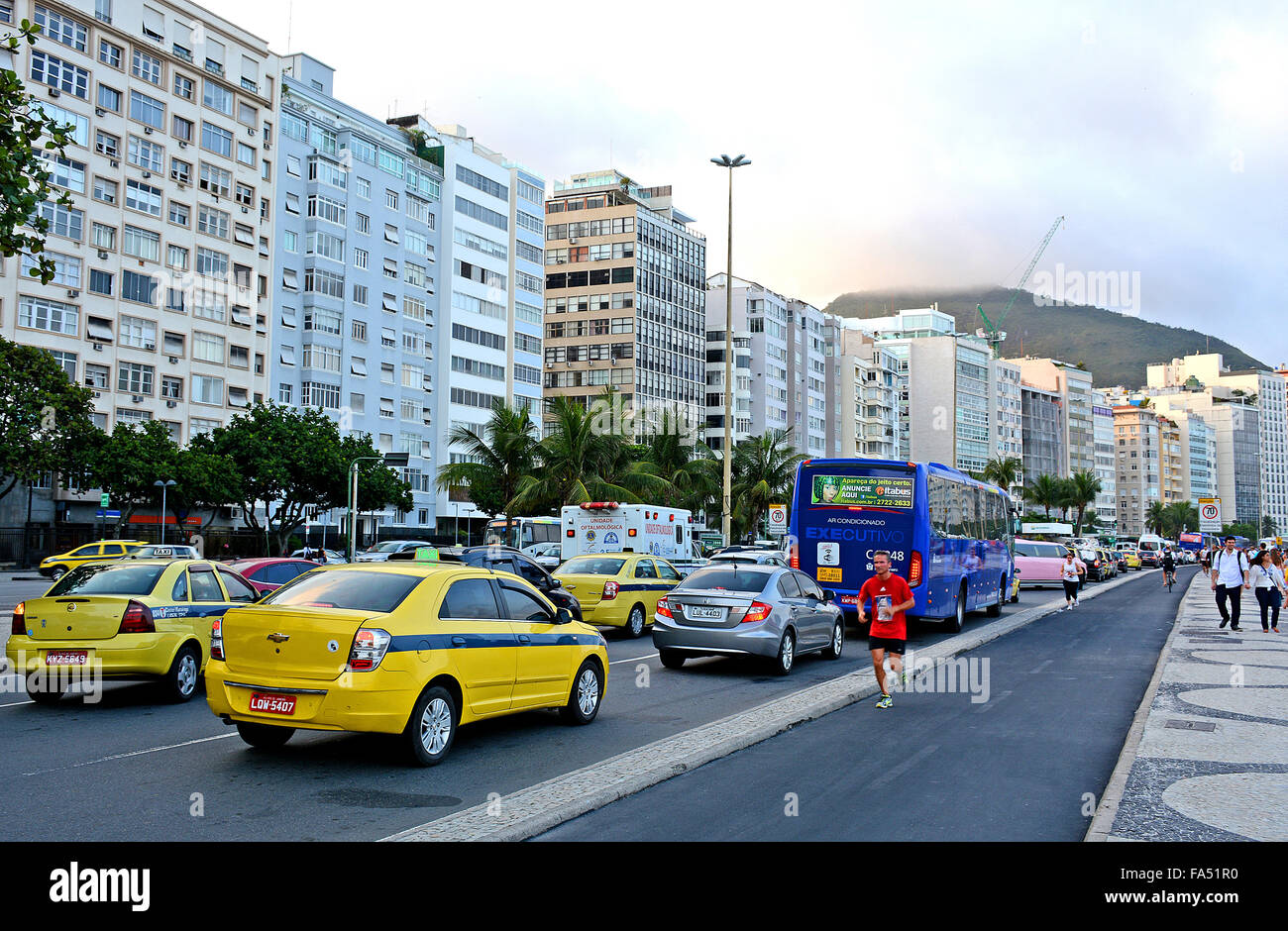 Inceppamento di traffico su Atlantica avenue Copacabana di Rio de Janeiro in Brasile Foto Stock