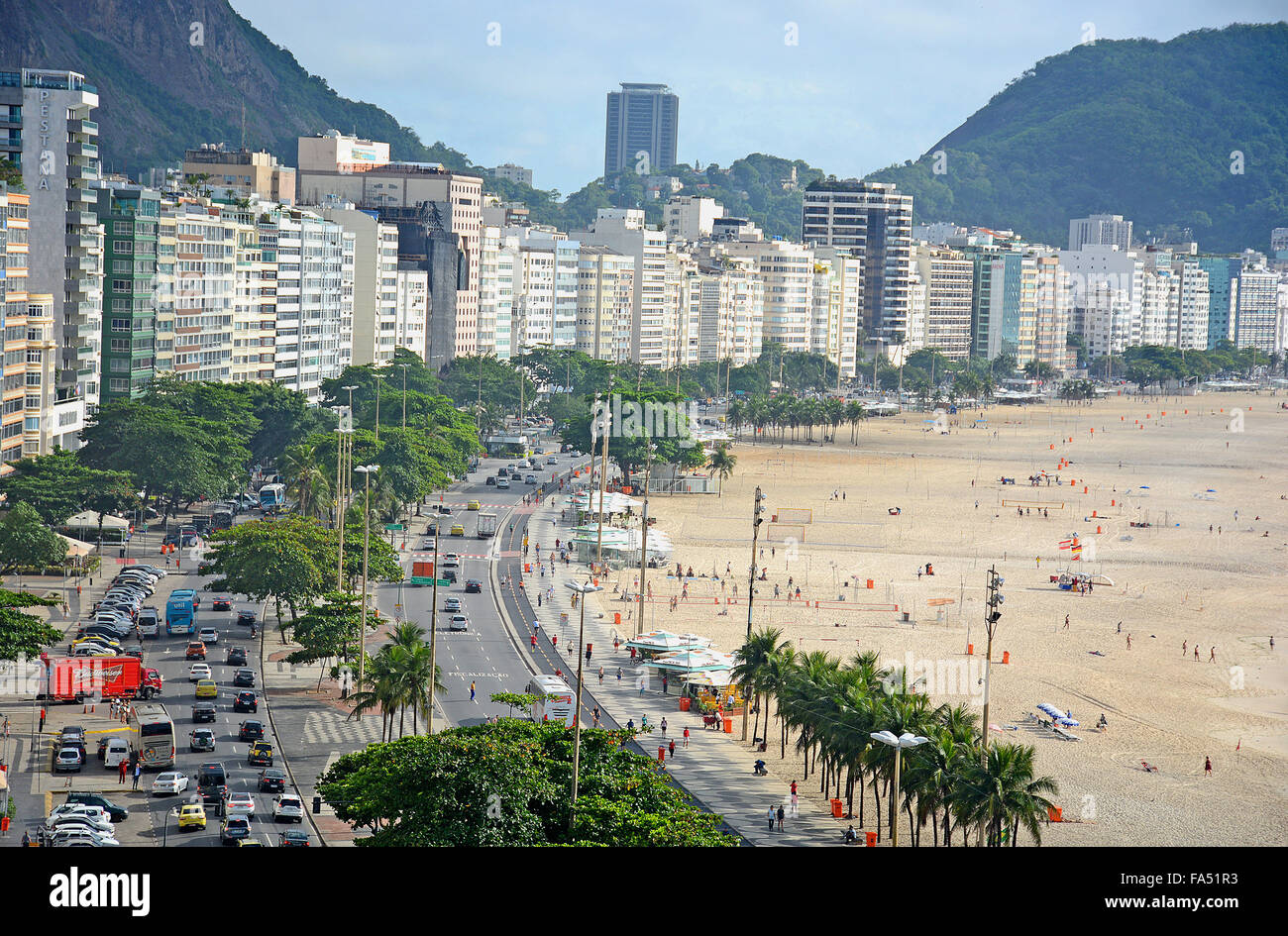 Il traffico su Atlantica avenue Copacabana di Rio de Janeiro in Brasile Foto Stock