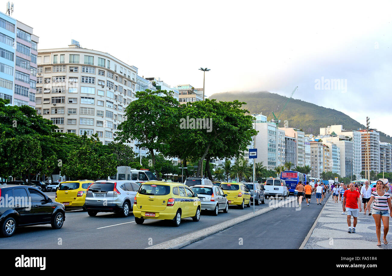 Inceppamento di traffico su Atlantica avenue Copacabana di Rio de Janeiro in Brasile Foto Stock
