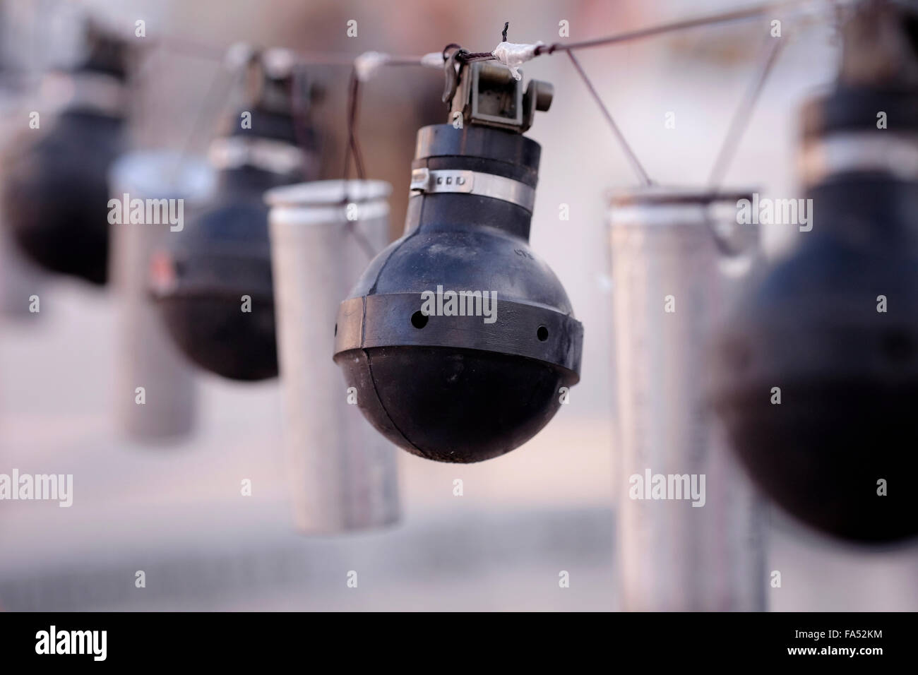 Pila di strappo avanzi di bombole di gas e granate stun utilizzato da parte delle forze israeliane durante gli scontri con i palestinesi la decorazione di un albero di Natale in Piazza della Mangiatoia in Cisgiordania città di Betlemme come simbolico spostare per mostrare la collera palestinese presso il andando occupazione dei territori palestinesi da parte di Israele. Foto Stock