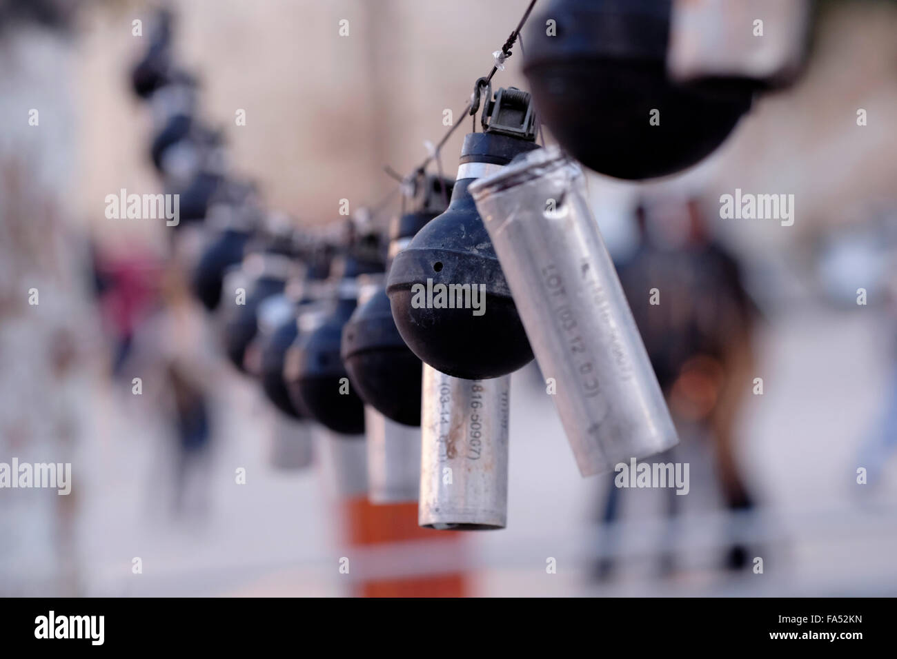 Pila di strappo avanzi di bombole di gas e granate stun utilizzato da parte delle forze israeliane durante gli scontri con i palestinesi la decorazione di un albero di Natale in Piazza della Mangiatoia in Cisgiordania città di Betlemme come simbolico spostare per mostrare la collera palestinese presso il andando occupazione dei territori palestinesi da parte di Israele. Foto Stock