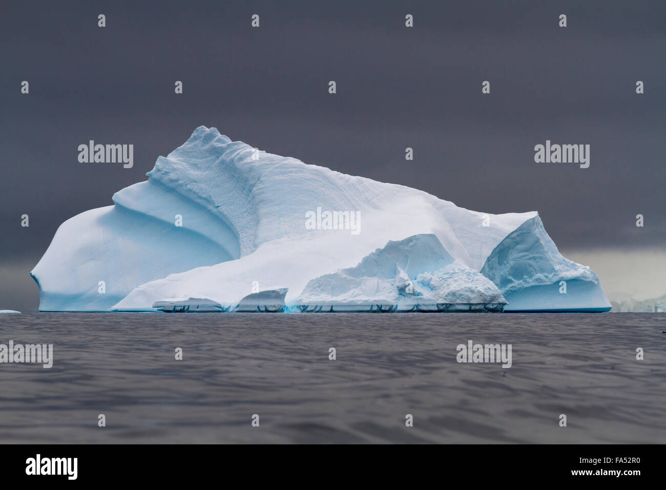 Drammatico iceberg contro un moody sky nell'Oceano antartico Foto Stock
