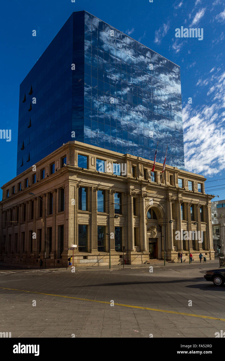 Sud Americana vapore edificio aziendale - dove il vecchio incontra il nuovo, Valparaiso, Cile Foto Stock