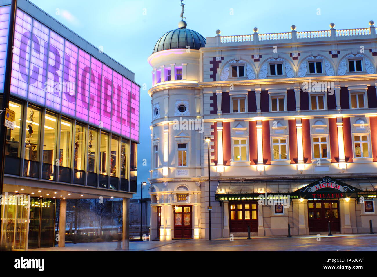 Il Crucible Theatre (l) e il Lyceum Theatre (r) nel centro della città di Sheffield, Yorkshire, Inghilterra, Regno Unito - crepuscolo, l'inverno. Foto Stock