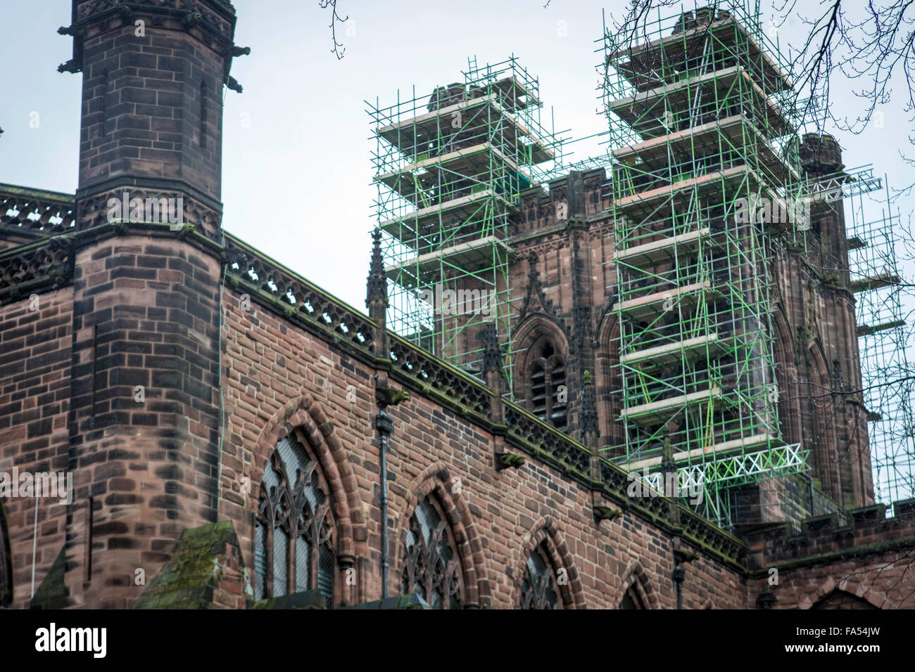 Foto esterna di Chester Cathedral compresi i ponteggi Foto Stock