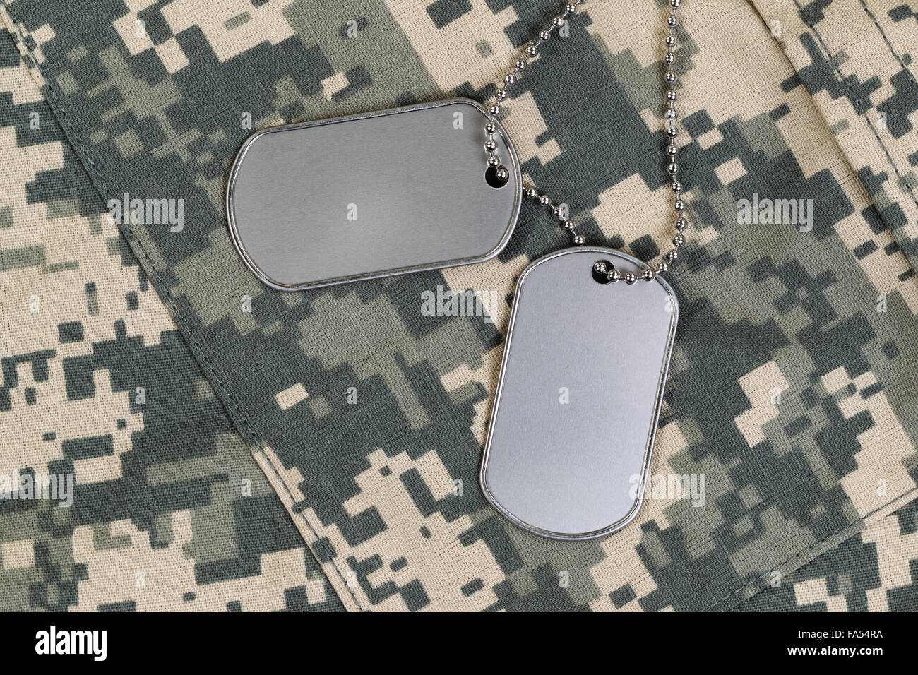 Militare tag di identificazione, catena da collo e combat uniform top. Servizio militare concetto. Foto Stock