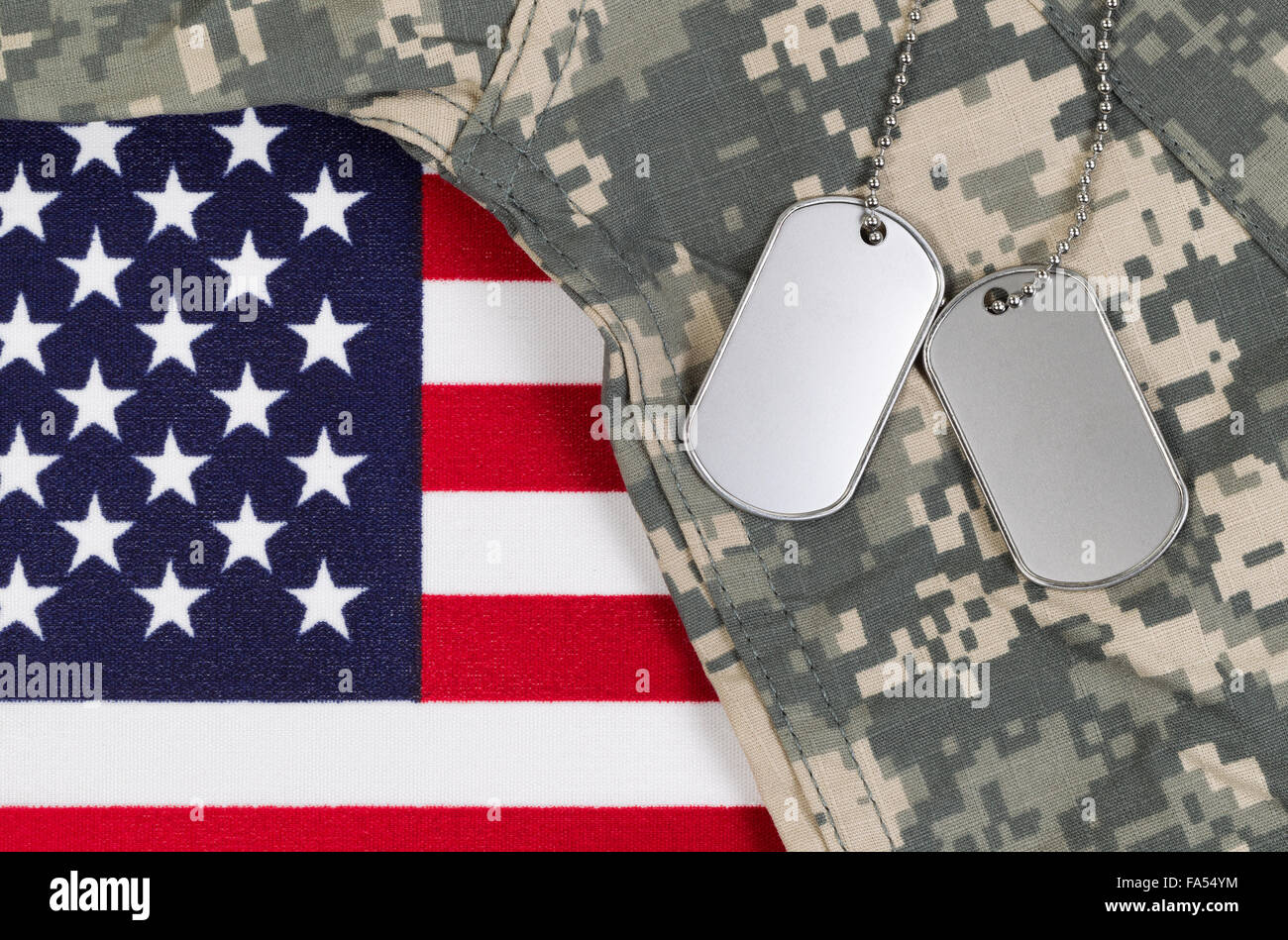 Bandiera degli Stati Uniti d'America militari con i tag di identificazione, catena da collo e combat uniform top. Il servizio militare con Foto Stock