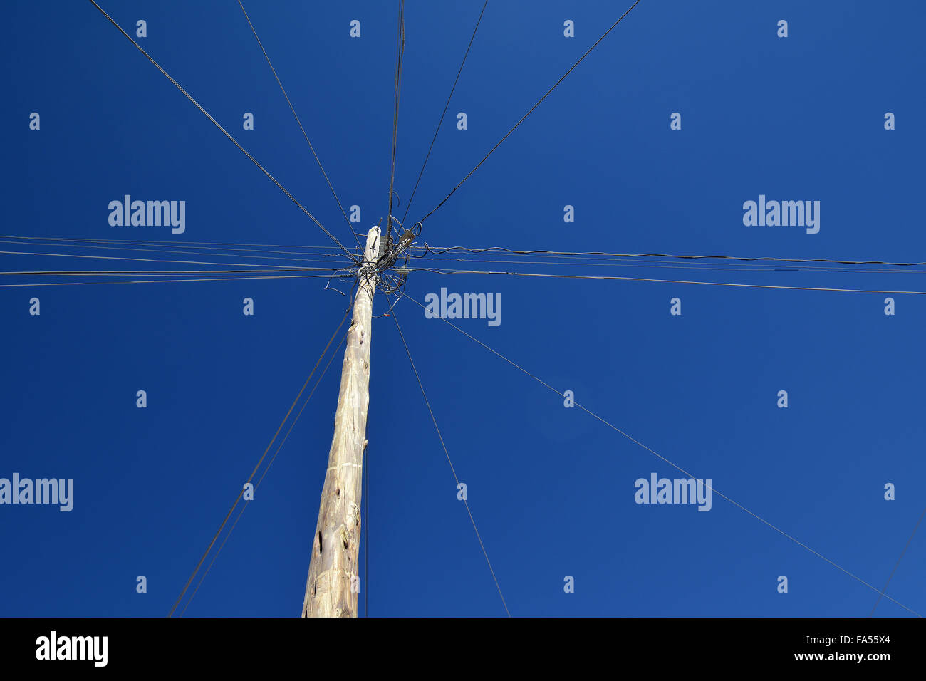 Cavi elettrici e linee telefoniche attaccata al pilone, Uyuni comune, Bolivia Foto Stock