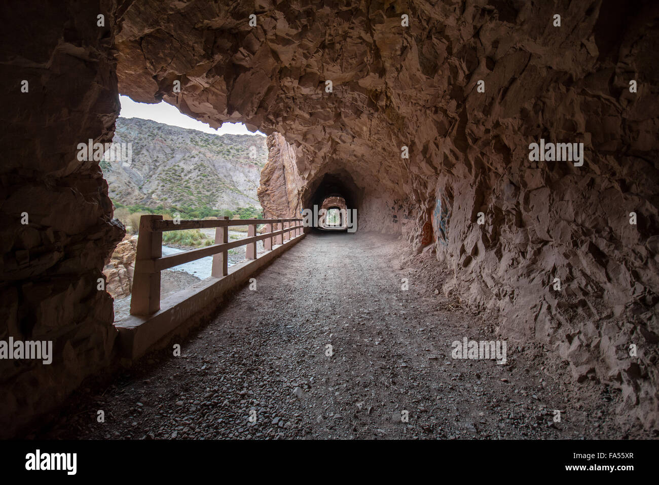 Stretto tunnel attraverso la roccia, road, Potosi, Bolivia Foto Stock