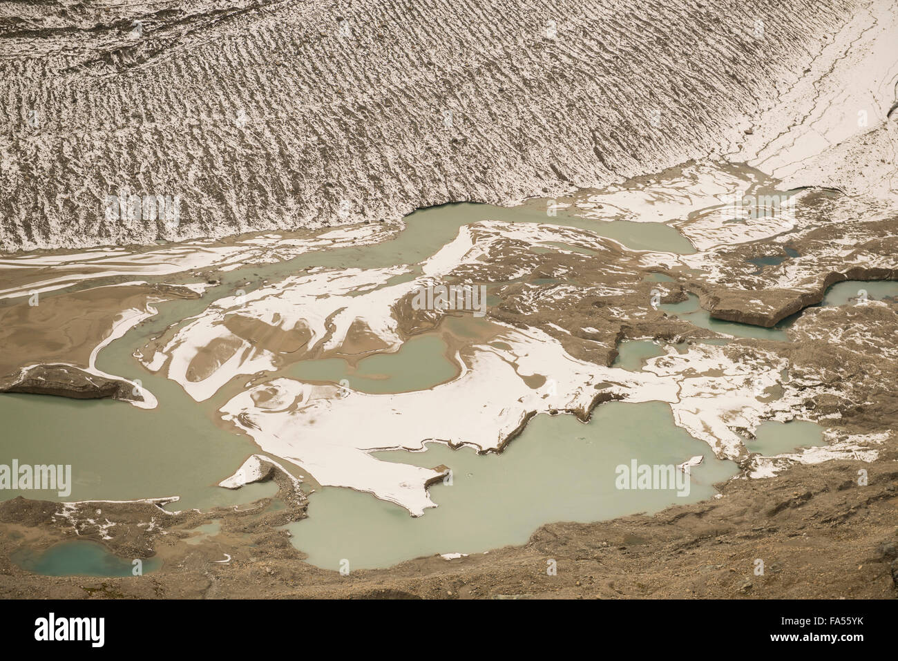 Angolo di alta vista del flusso congelato, ghiacciaio Pasterze, il Parco Nazionale degli Alti Tauri, Carinzia, Austria Foto Stock