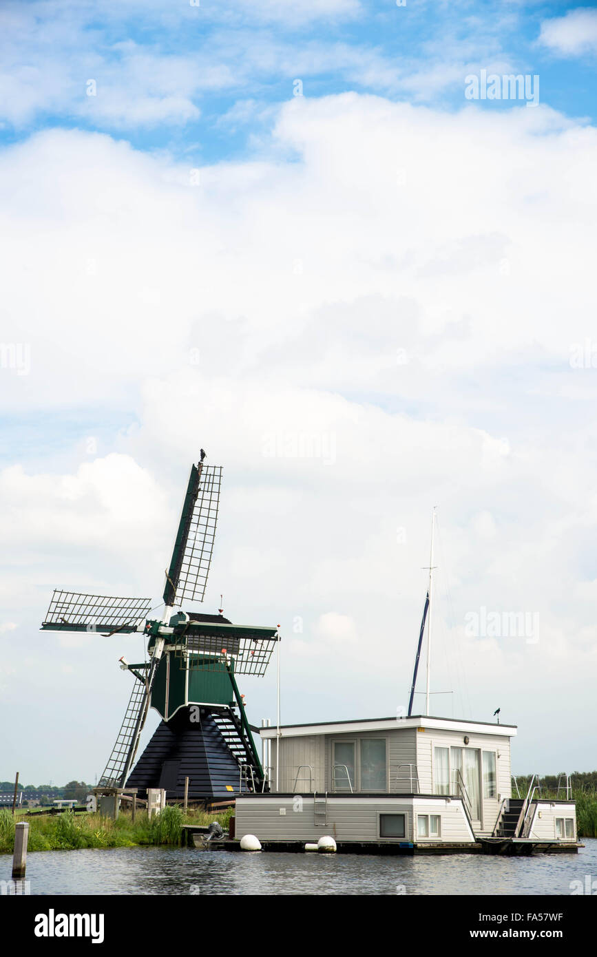 Il mulino a vento di legno e houseboat a Reeuwijkse Plassen in Olanda Foto Stock