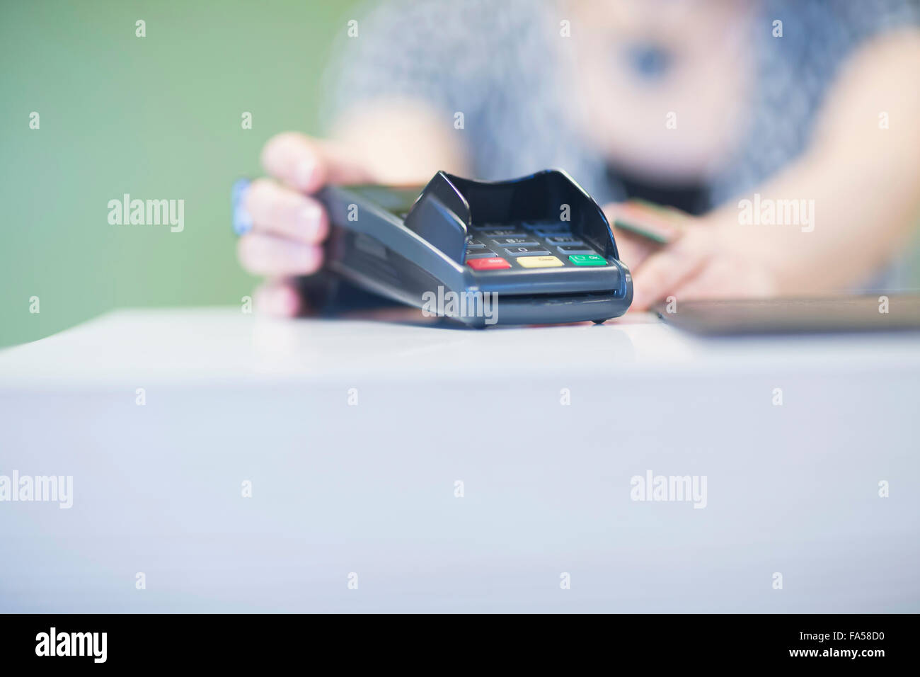 Close-up di un lettore di carte di credito sulla cassa di Freiburg im Breisgau, Baden-Württemberg, Germania Foto Stock