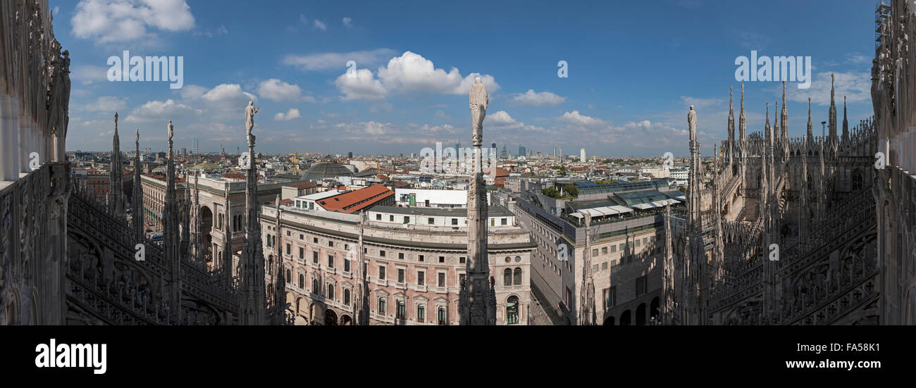 Vista del paesaggio urbano di Milano dalla Cattedrale (Duomo di Milano), Milano, Lombardia, Italia Foto Stock