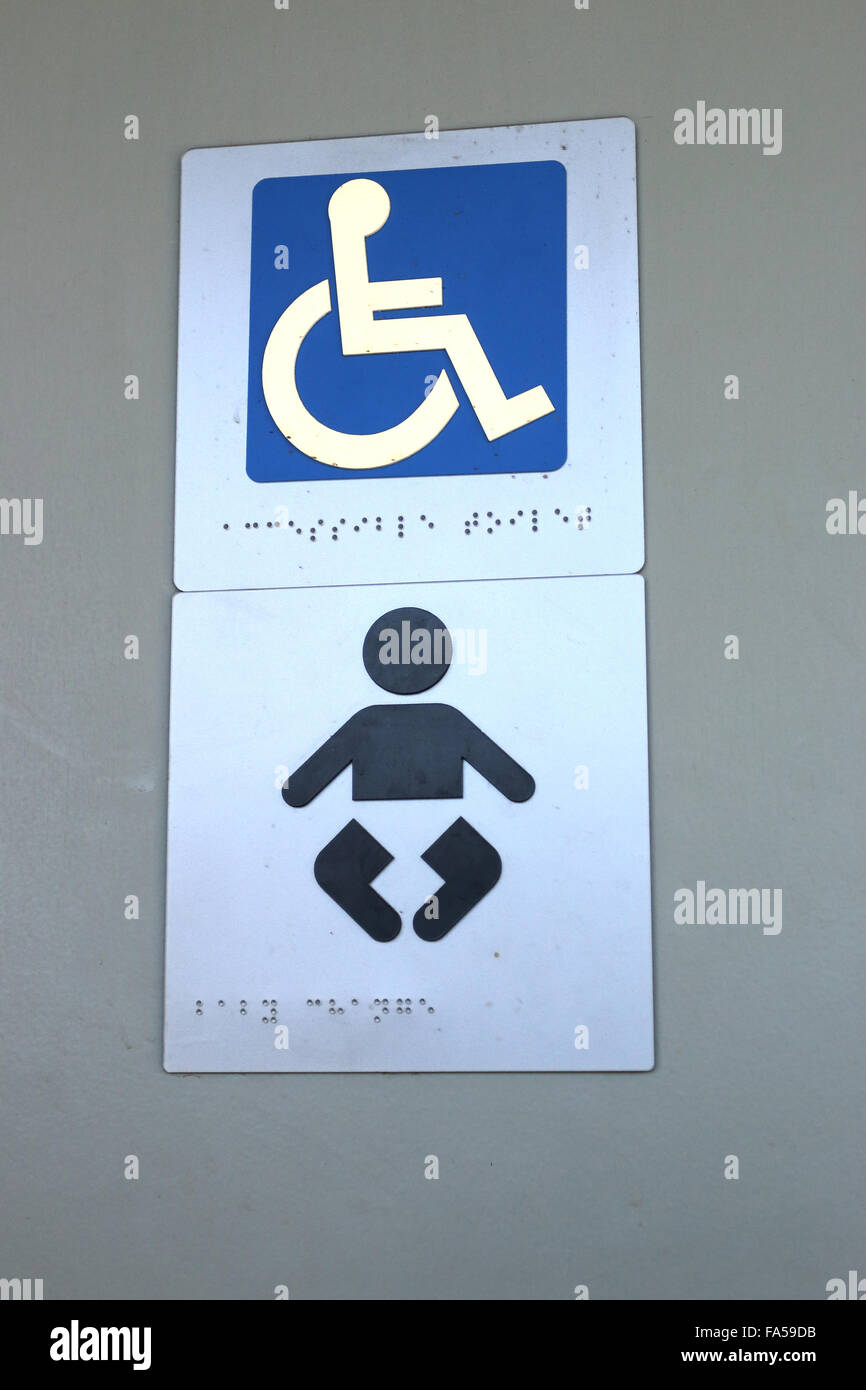 Servizi igienici pubblici per le persone disabili e cambio neonati cartello contro il muro Foto Stock