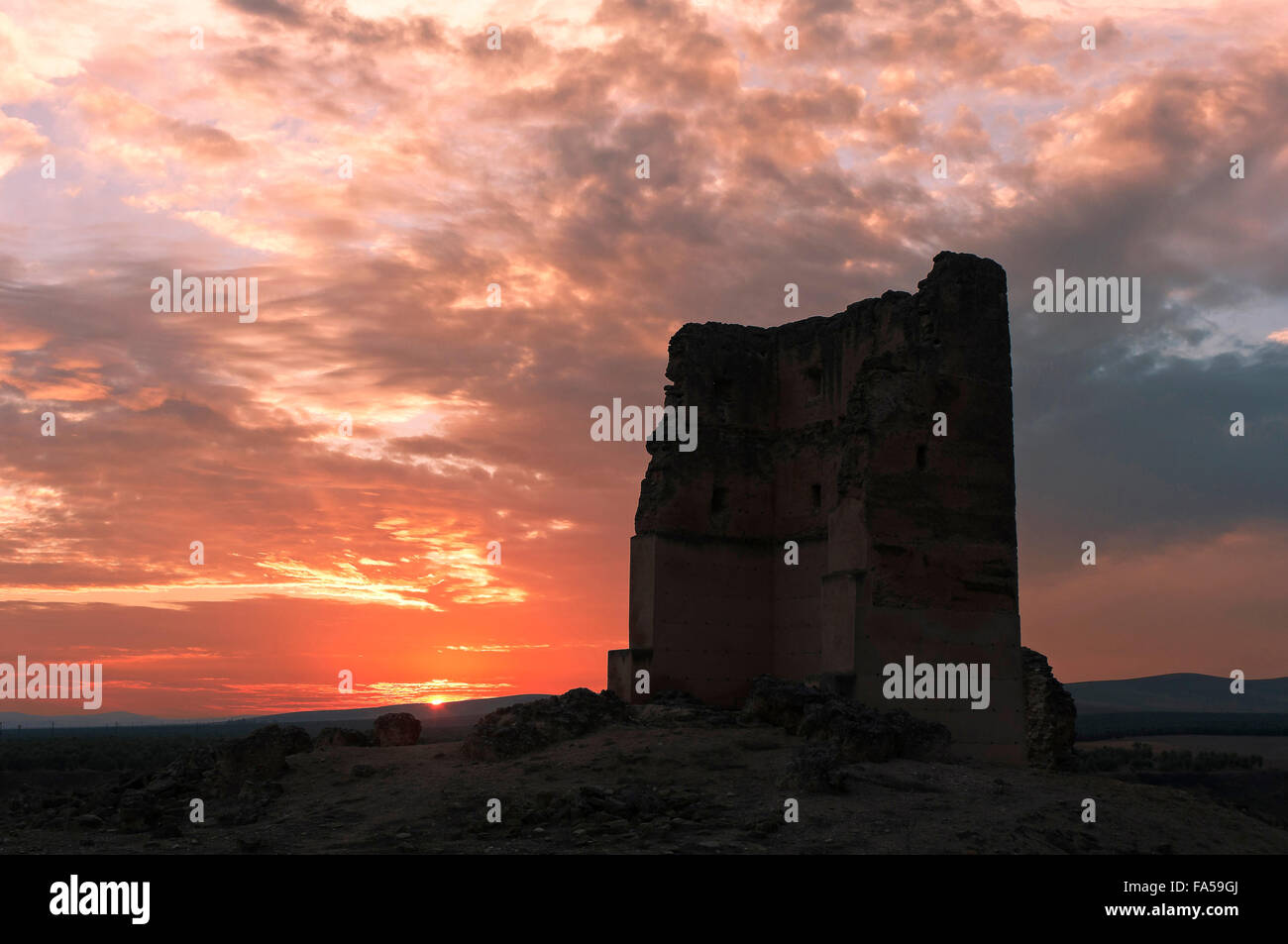 Romano città iberica di Castulo, Castello di Santa Eufemia al tramonto, Linares, Provincia di Jaen, regione dell'Andalusia, Spagna, Europa Foto Stock
