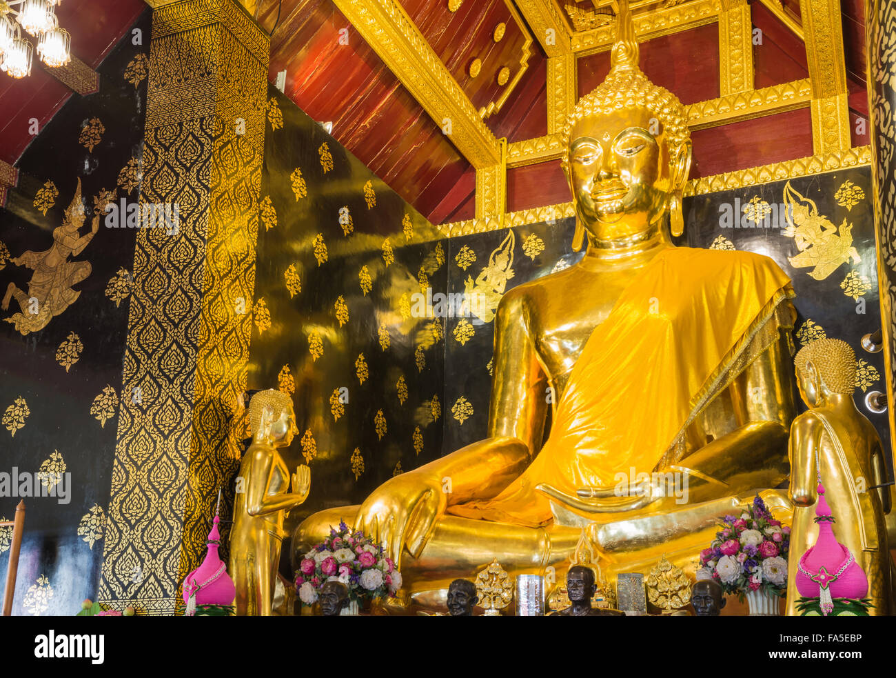 Phitsanulokb, Thailandia 2015-12-04 : Sihing Buddha nella chiesa Phra Si Rattana Mahathat tempio, Phitsanulokb provincia Foto Stock