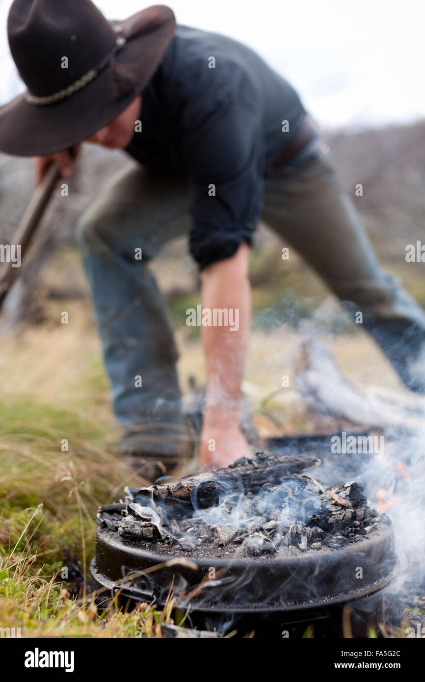 Creta di Baird Bogong cavallo avventure prepara la cena sul fuoco in Bogong High Plains. Foto Stock