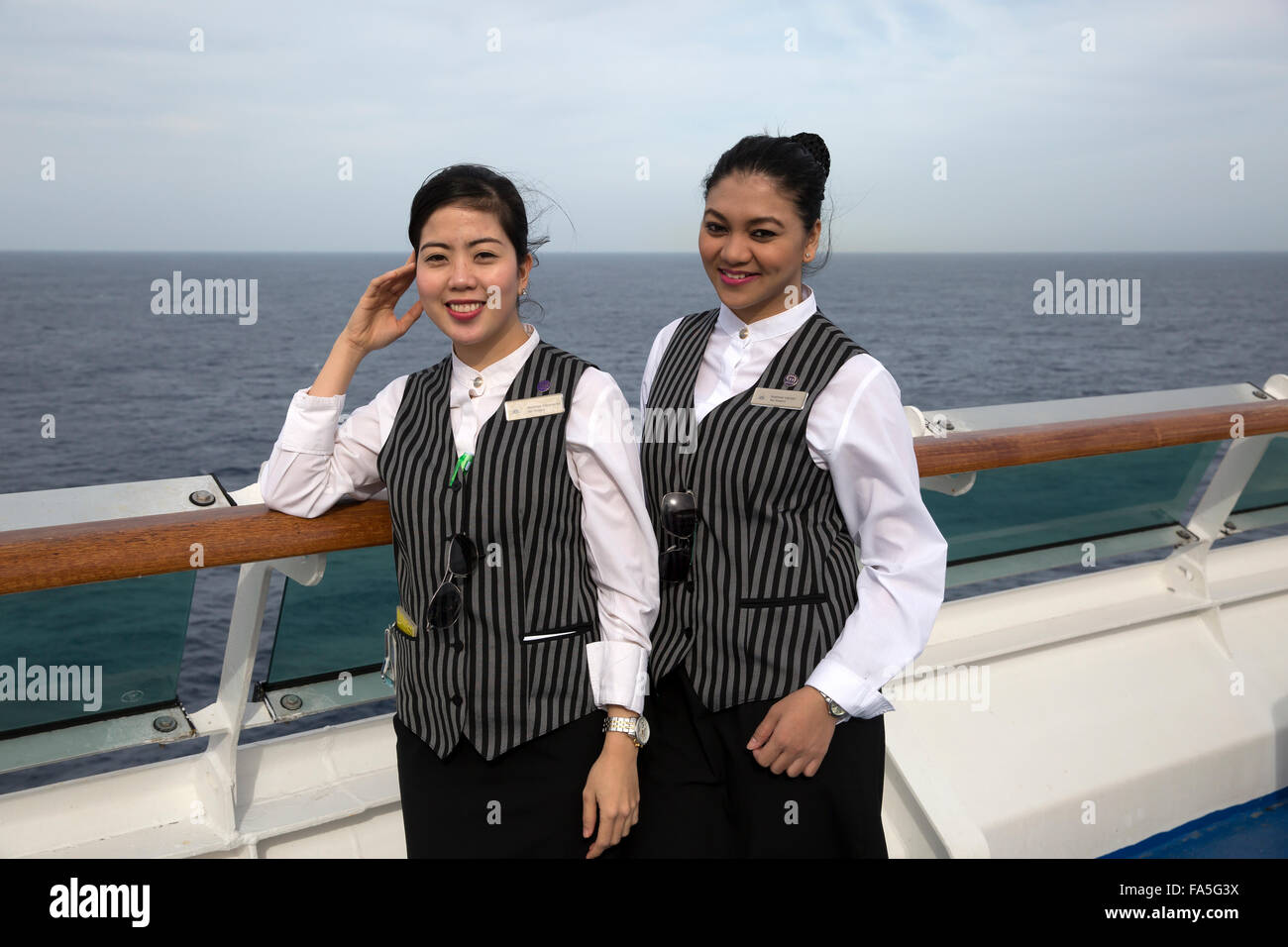 Due femmina bar steward su P&0 nave da crociera Oceana nel Golfo di Biscaglia Foto Stock