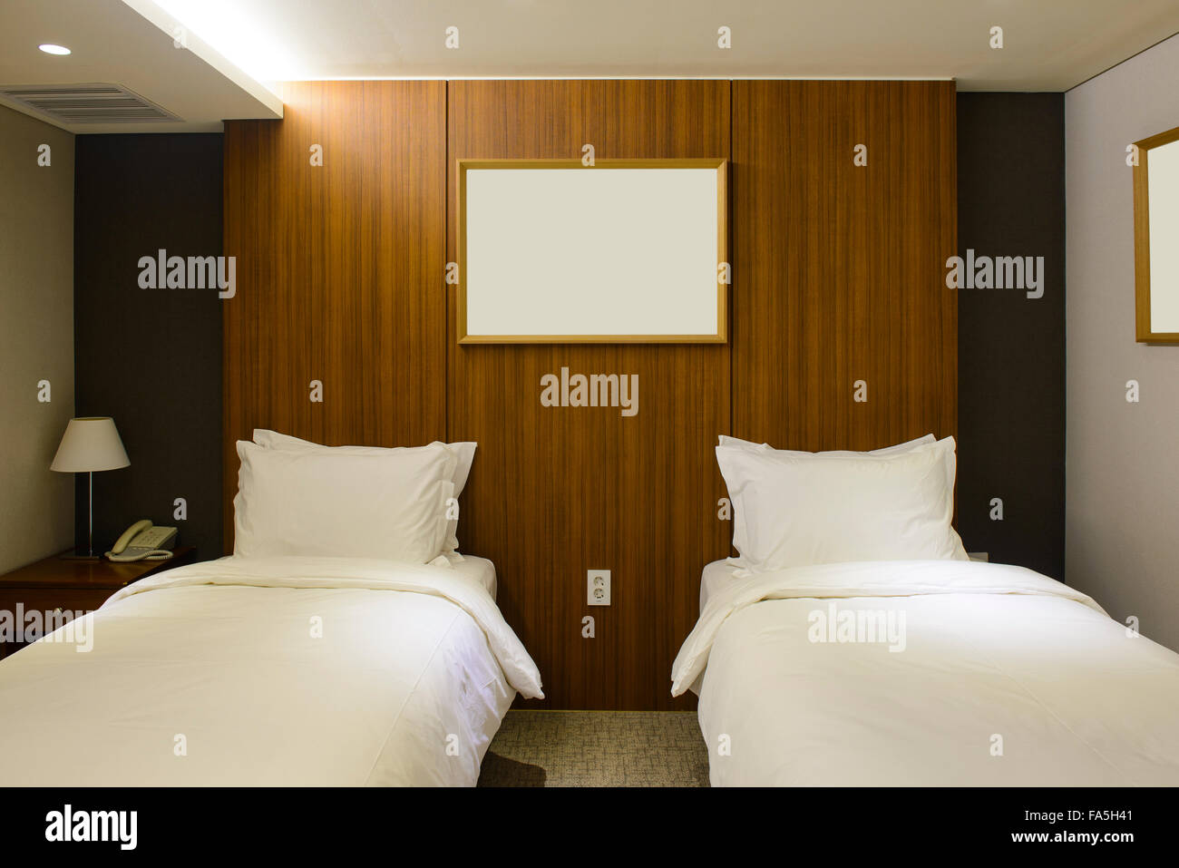 Twin bed hotel room interior Foto Stock