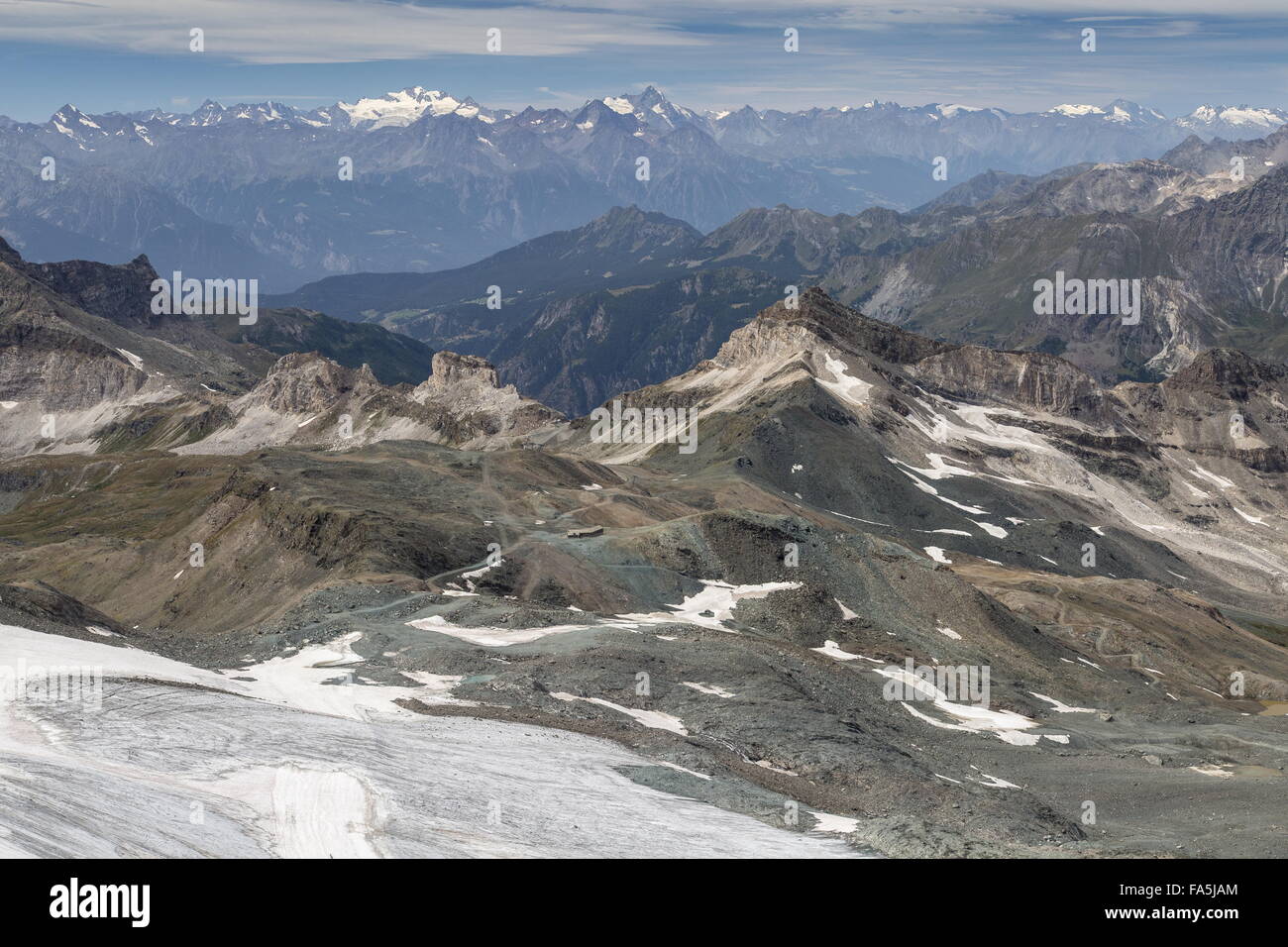Ghiacciai e neve in alta quota sulle pendici meridionali del monte cervino Cervinia di Sopra, Italia. Foto Stock