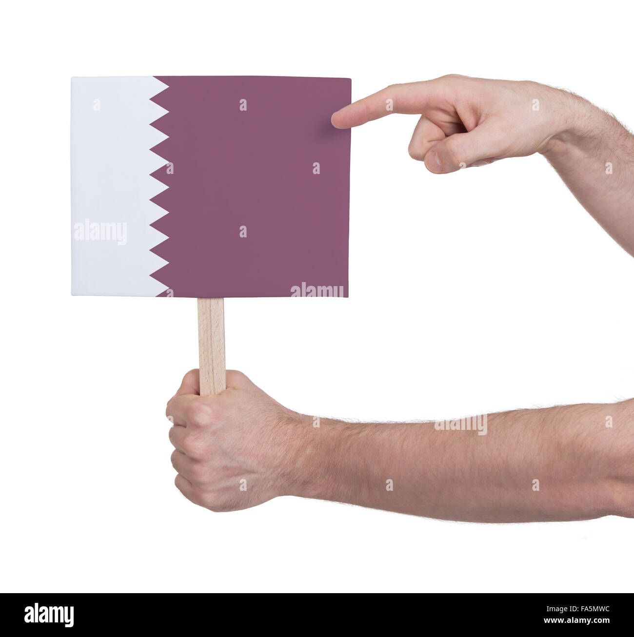 Mano azienda piccola scheda, isolato su bianco - la bandiera del Qatar Foto Stock