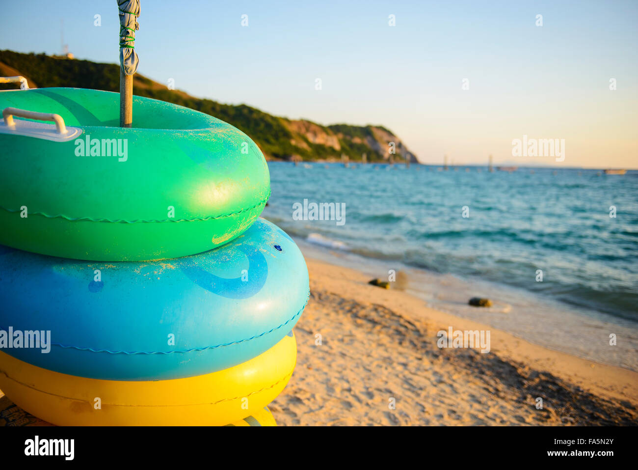 Gli anelli di nuoto sulla spiaggia Foto Stock Gli anelli di nuoto sulla spiaggia Foto Stock