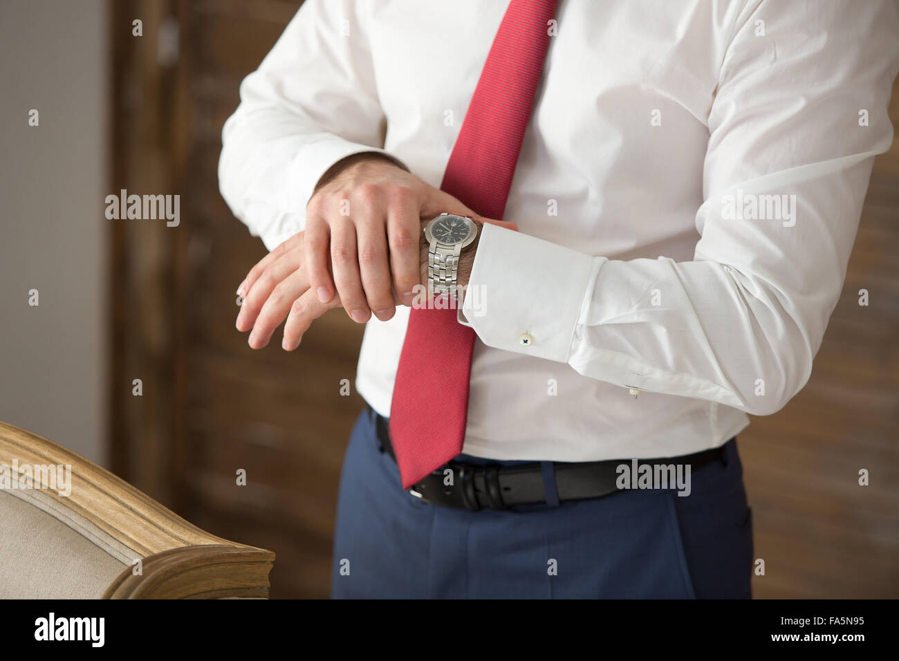 Uomini guardare sull'uomo le mani in un abito Foto Stock